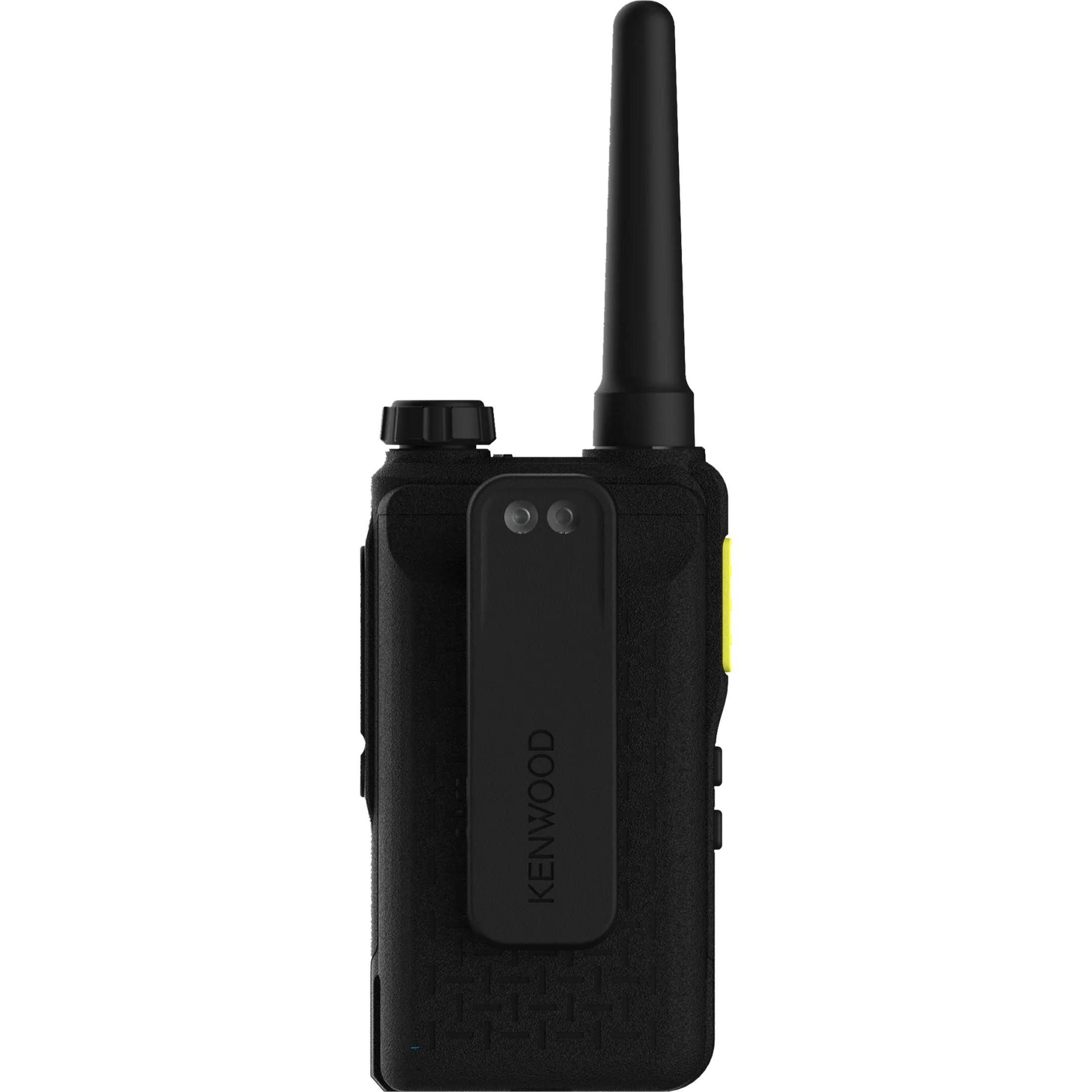 Schwarzes Kenwood Funkgerät mit Antenne und Gürtelclip. Gelber Knopf an der Seite.