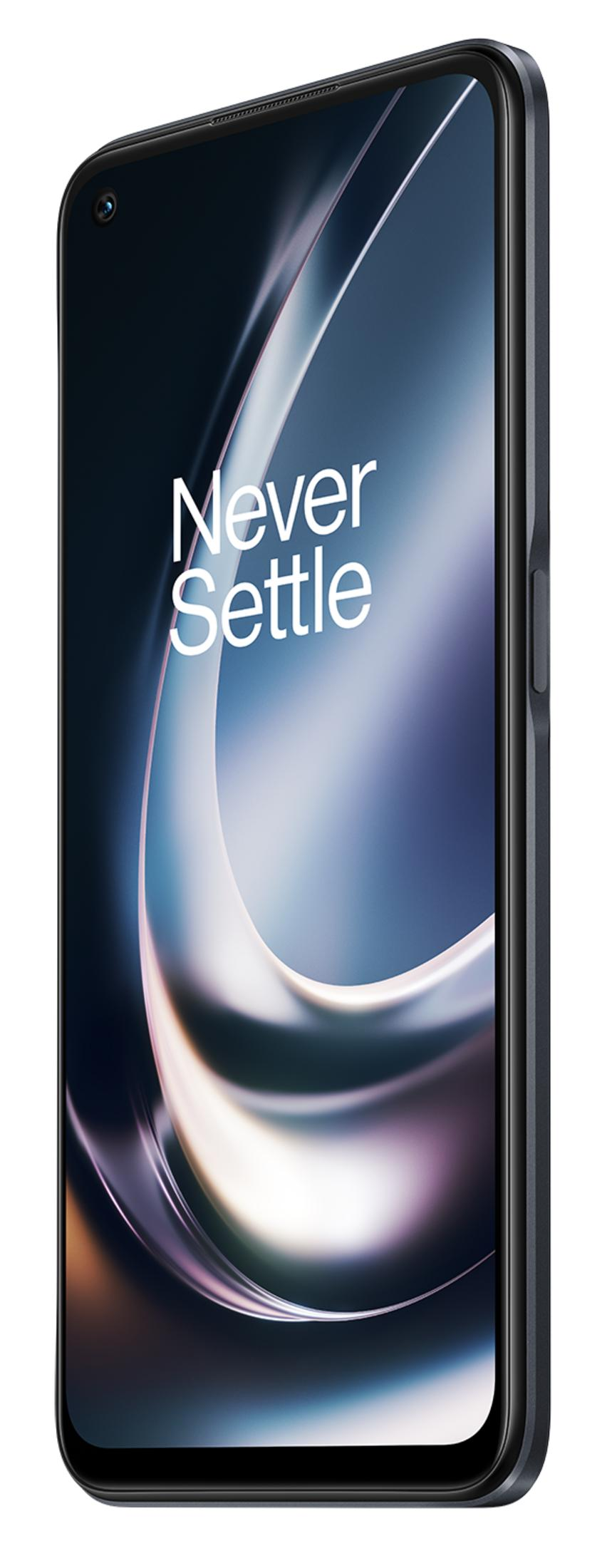 Uno smartphone nero con la scritta "Never Settle" sullo schermo.