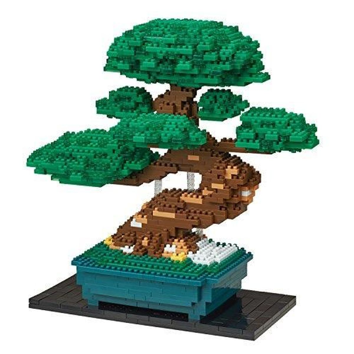 Un bonsai in mattoncini con fogliame verde e tronco marrone in vaso blu.