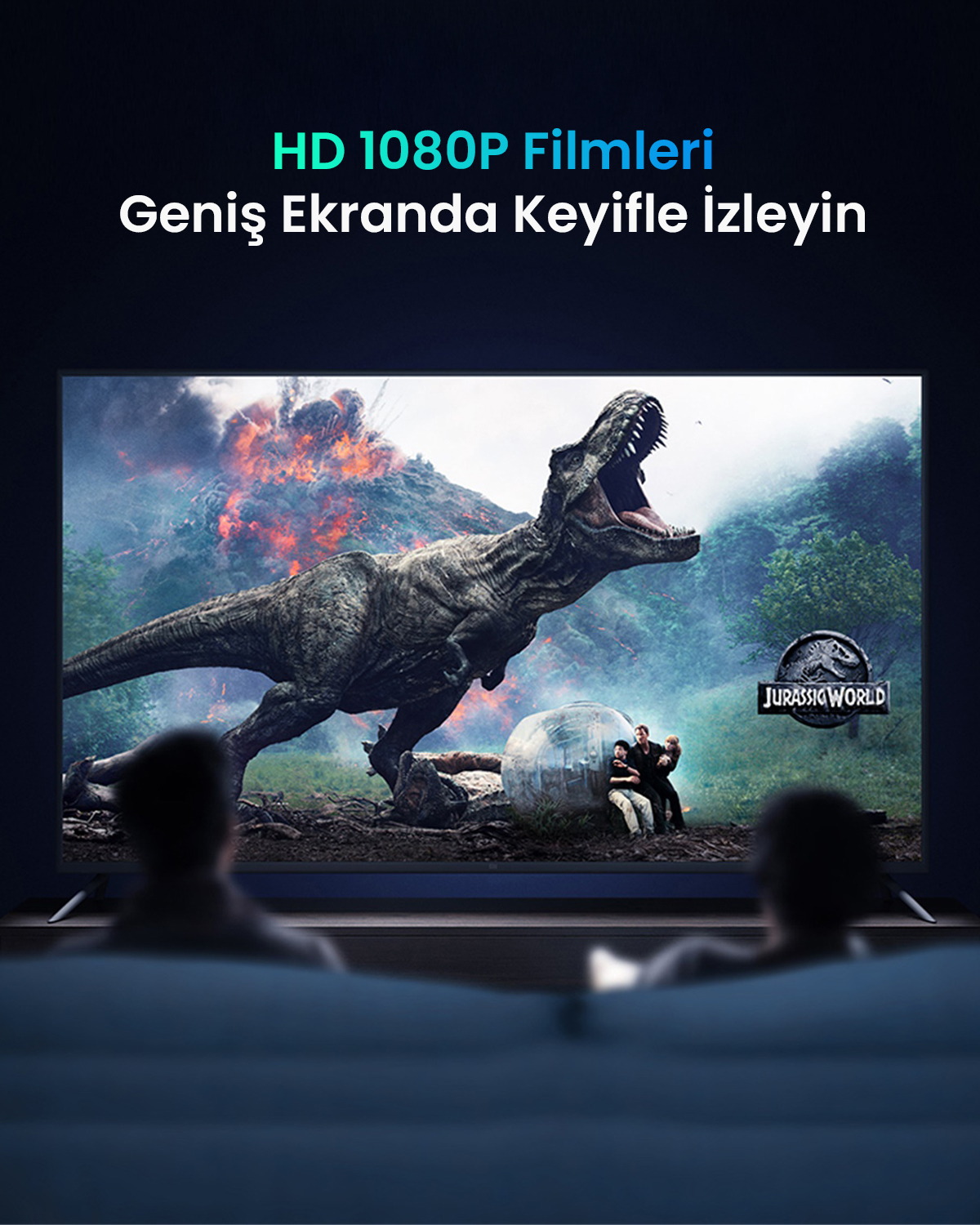 İki kişi, T-Rex'in yer aldığı Jurassic World'ü büyük TV ekranında izliyor.