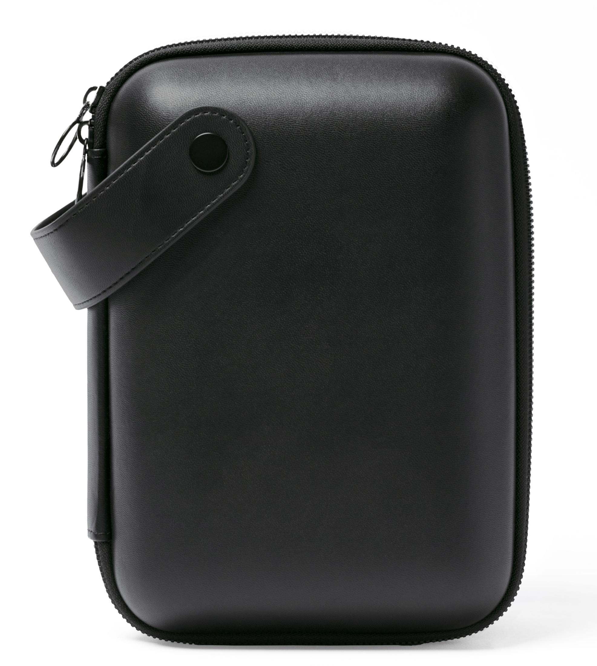 Schwarze Kunstleder-Tasche mit Reißverschluss und Tragegriff, auf weißem Hintergrund.