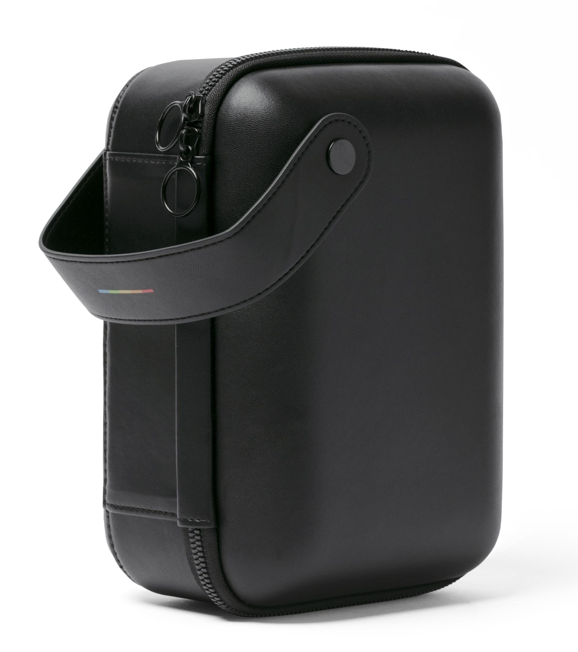 Eine schwarze Tasche mit Griff und Reißverschluss, auf weißem Hintergrund.