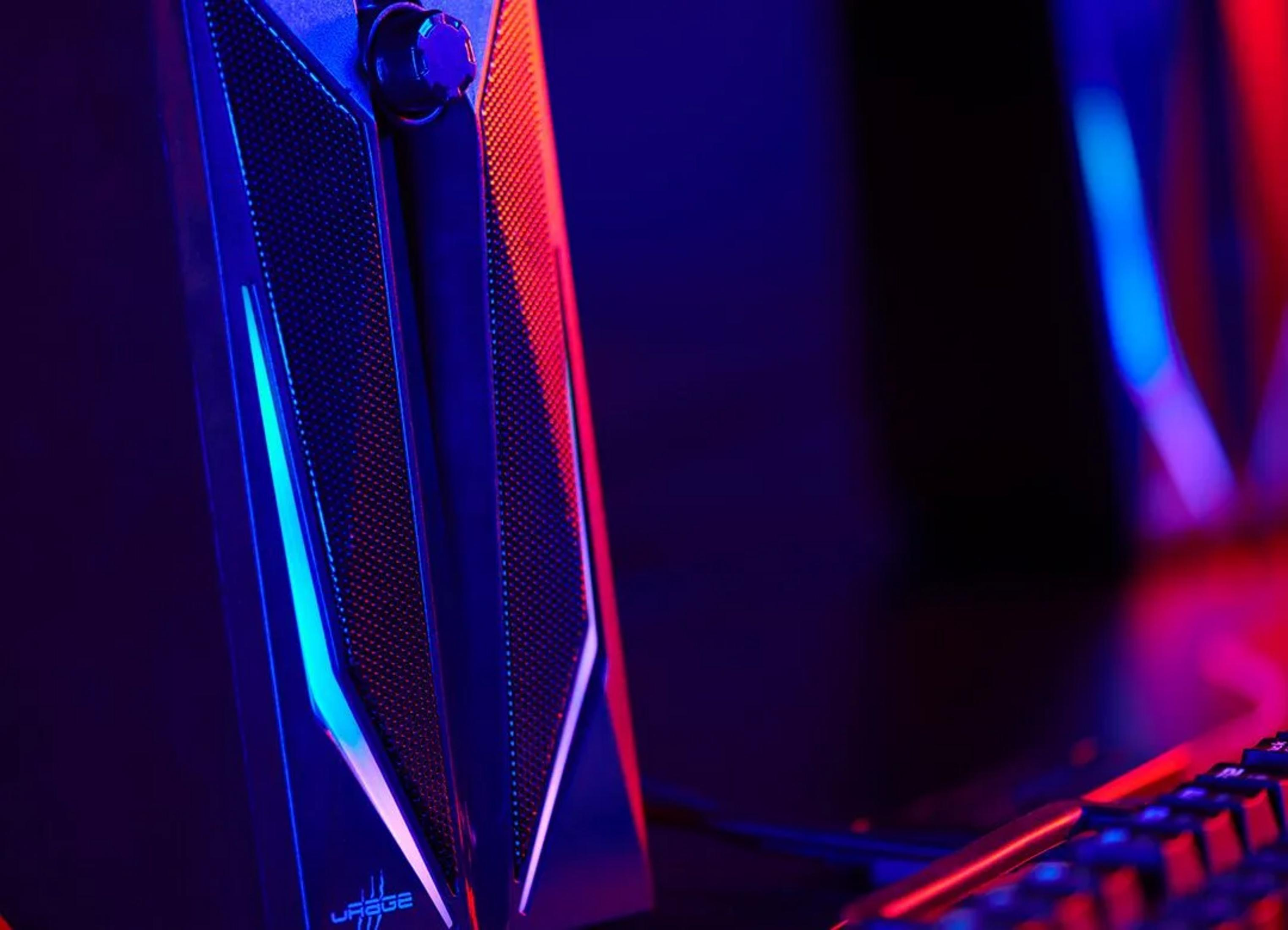 Ein schwarzer Computer-Tower mit blauen und roten Lichtern und einer Tastatur daneben.
