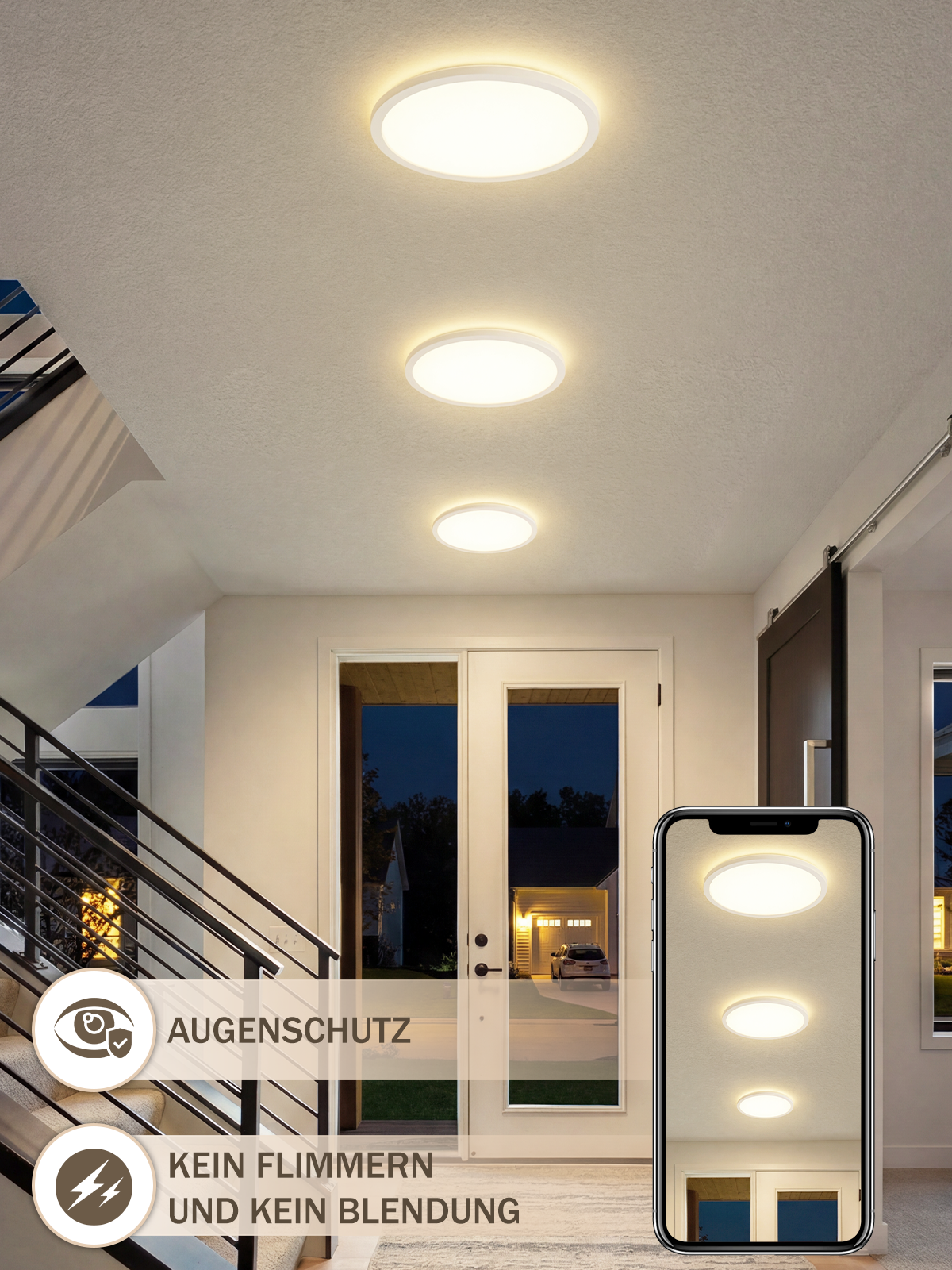 Vier runde Deckenleuchten in einem Flur mit Treppe. Ein Handy zeigt Leuchten.