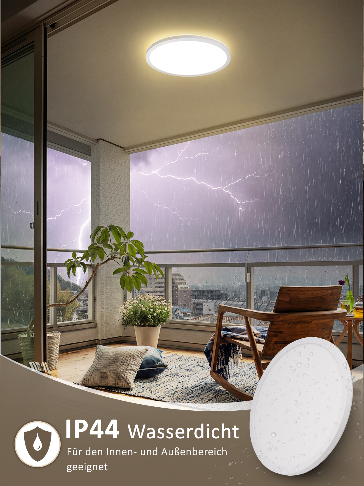 Ein Balkon bei Gewitter mit Blitz und Regen. Ein runder Deckenventilator mit Licht ist an der Decke montiert.