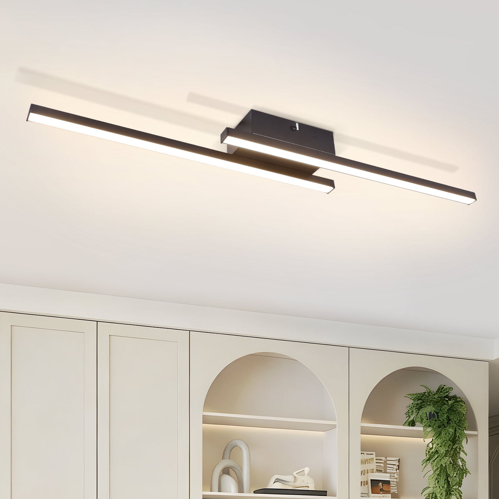 Moderne Deckenleuchte mit drei schlanken, schwarzen Balken und integrierten LED-Leuchten.