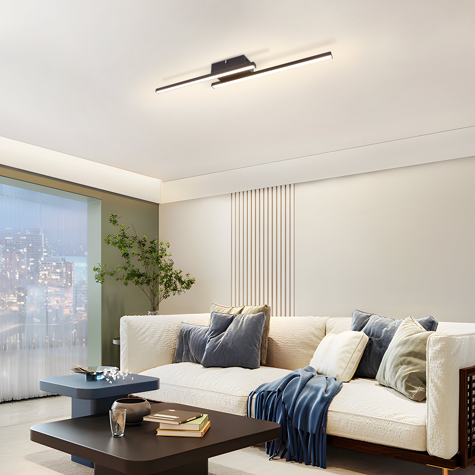 Modernes Wohnzimmer mit Sofa, Couchtisch, Pflanze und Stadtblick bei Nacht.