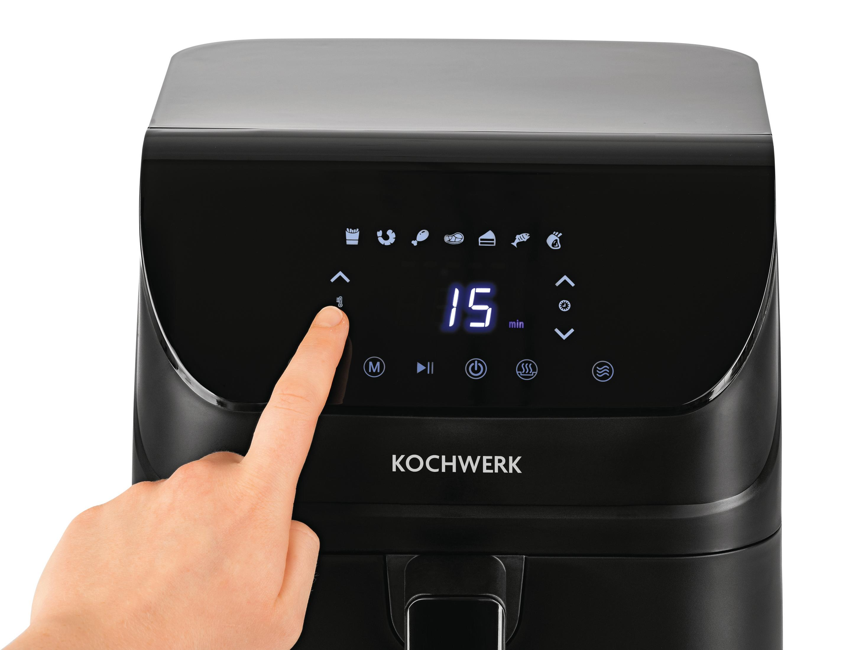 Ein Finger drückt auf das Thermometer-Symbol einer schwarzen Heißluftfritteuse.