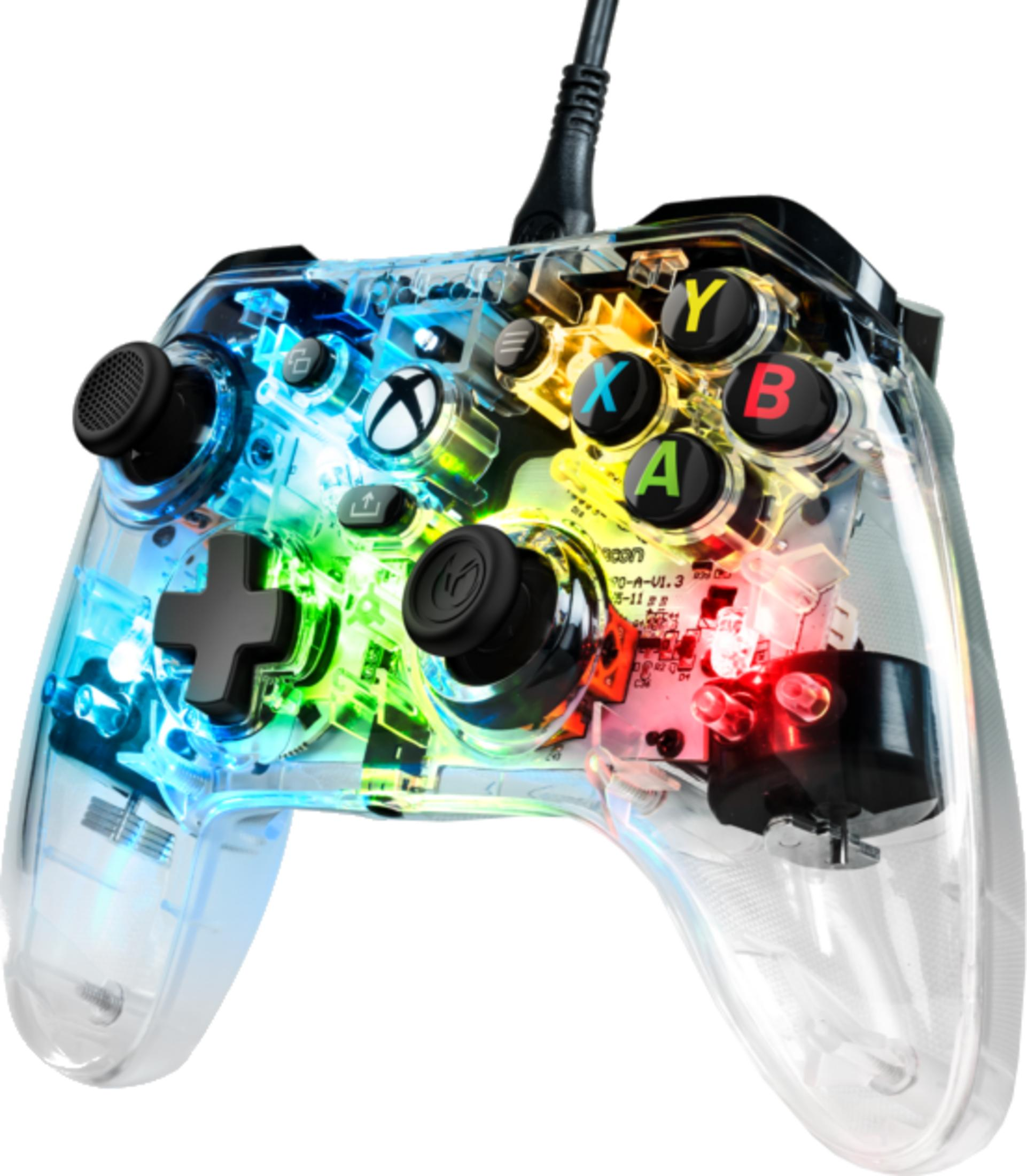 Przezroczysty kontroler Xbox z kolorowymi światłami wewnętrznymi i przyciskami.