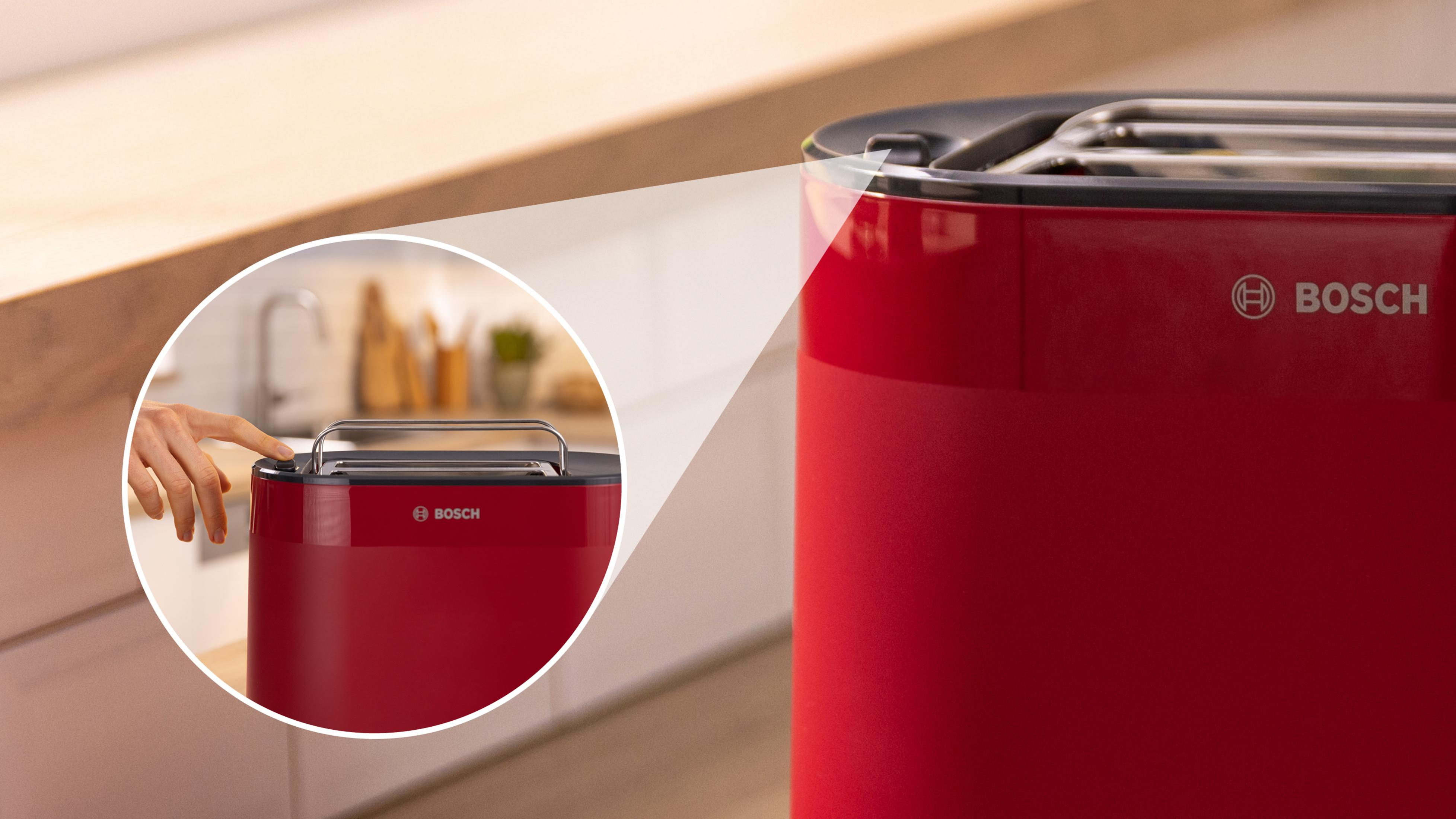 Roter Bosch Toaster mit silbernem Hebel, eine Hand drückt den Knopf.