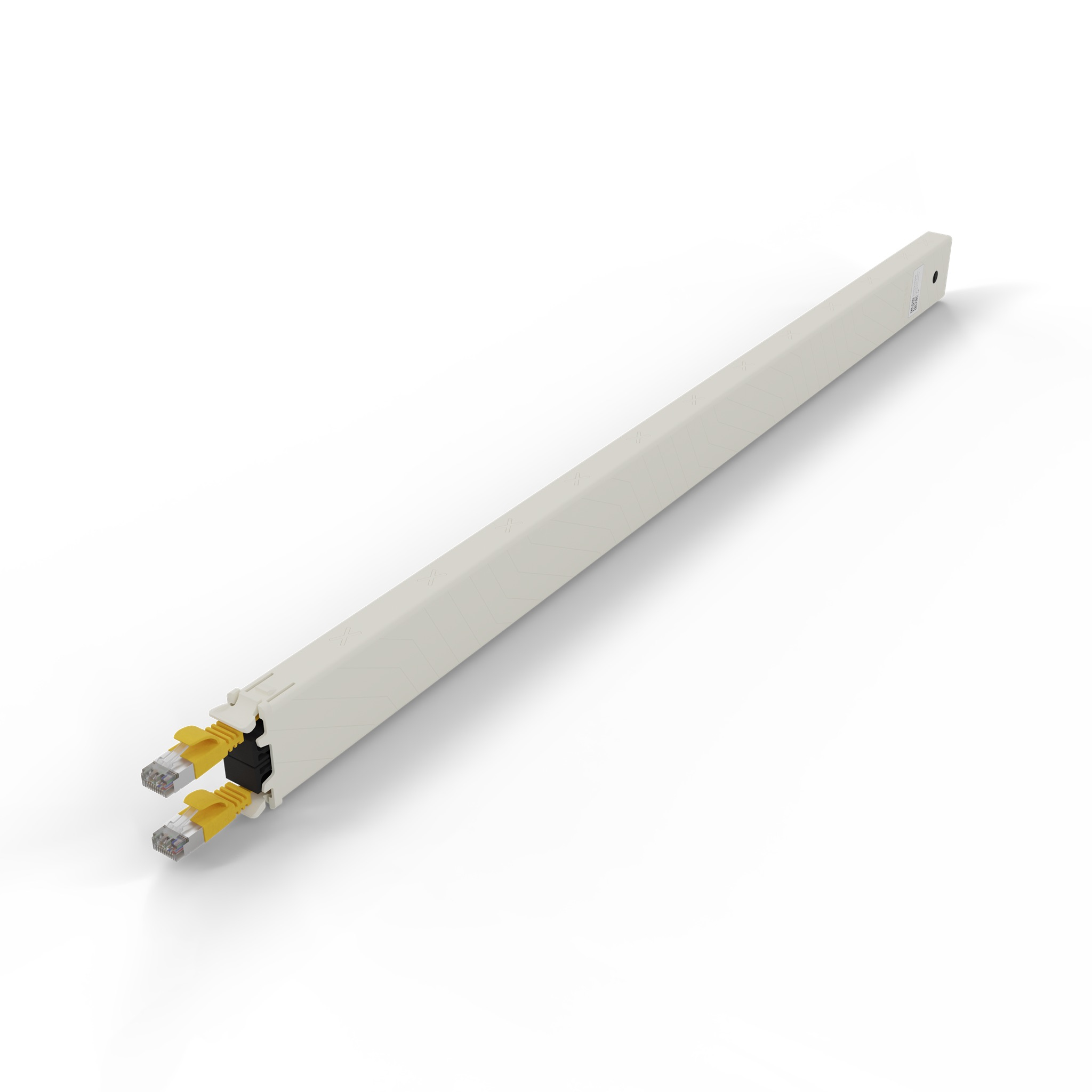 Un canale per cavi bianco con due connettori Ethernet gialli.