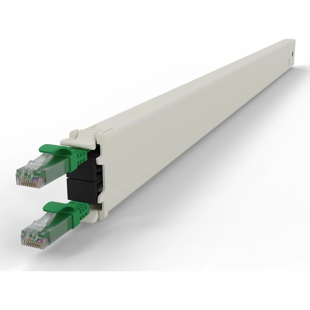 Un canale di gestione cavi bianco con due connettori Ethernet verdi che sporgono frontalmente.