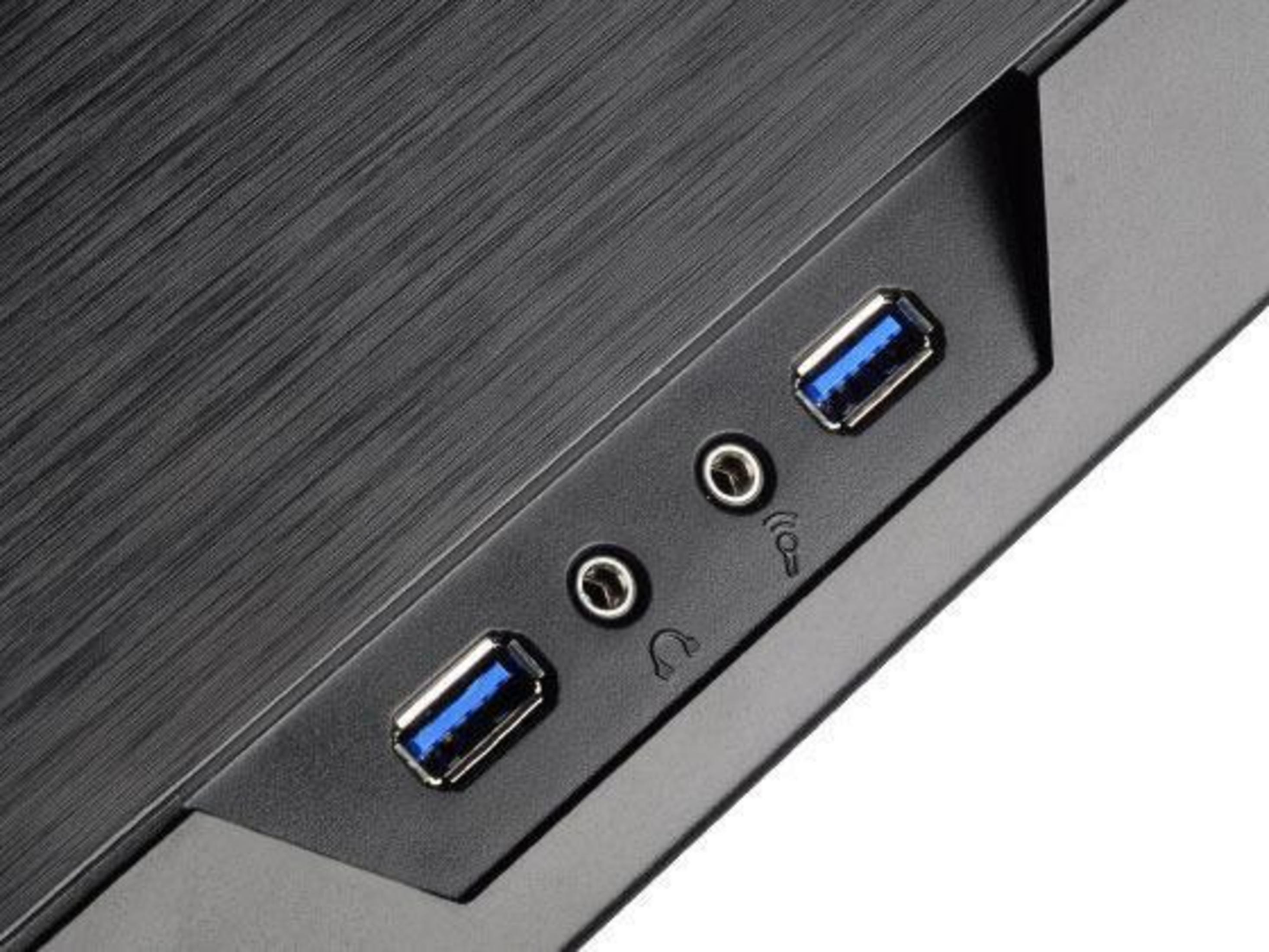 Nahaufnahme von zwei USB-Anschlüssen und zwei Audiobuchsen an einem schwarzen Computergehäuse.