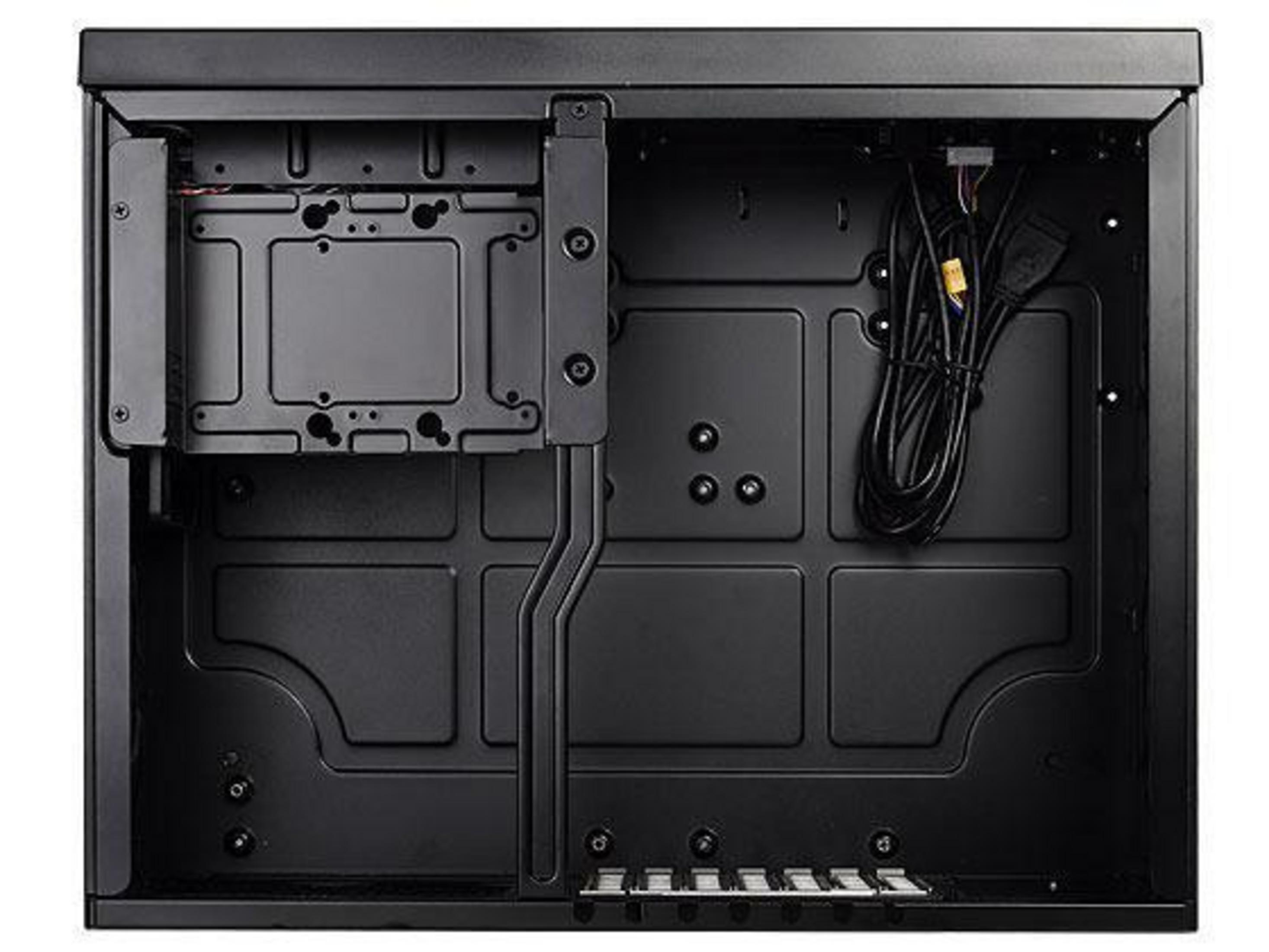 Schwarzes Computergehäuse-Innere mit Motherboard-Montage, Kabeln und I/O-Anschlüssen.