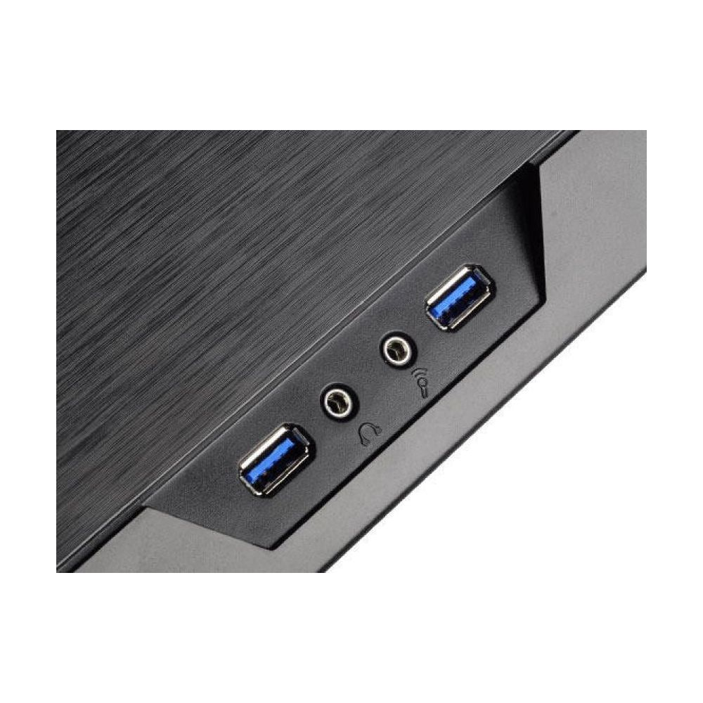 Nahaufnahme von zwei USB-Anschlüssen und Audiobuchsen auf einem schwarzen Gehäuse.
