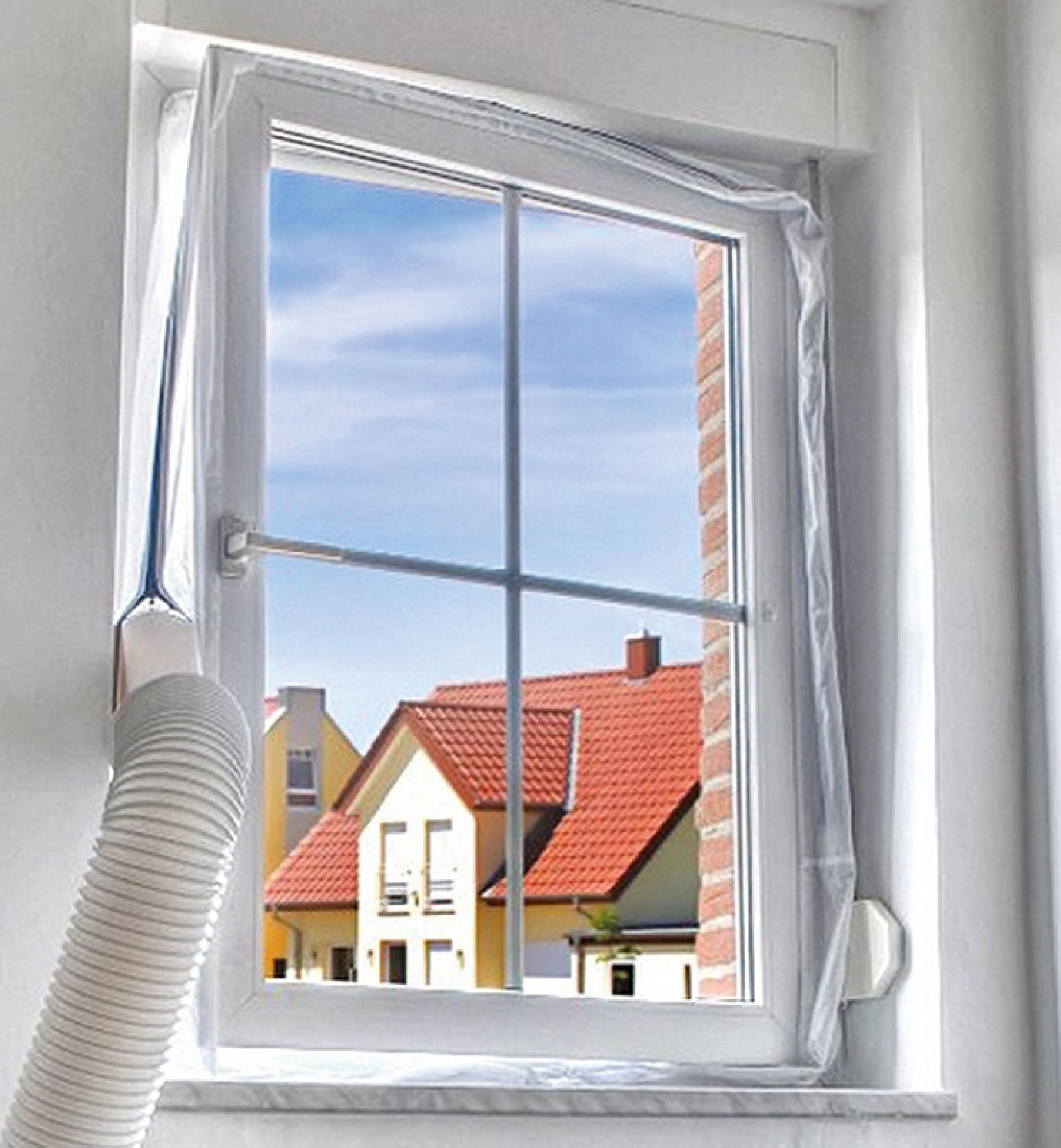 Fenster mit Isolierfolie und Abluftschlauch, Häuser im Hintergrund.