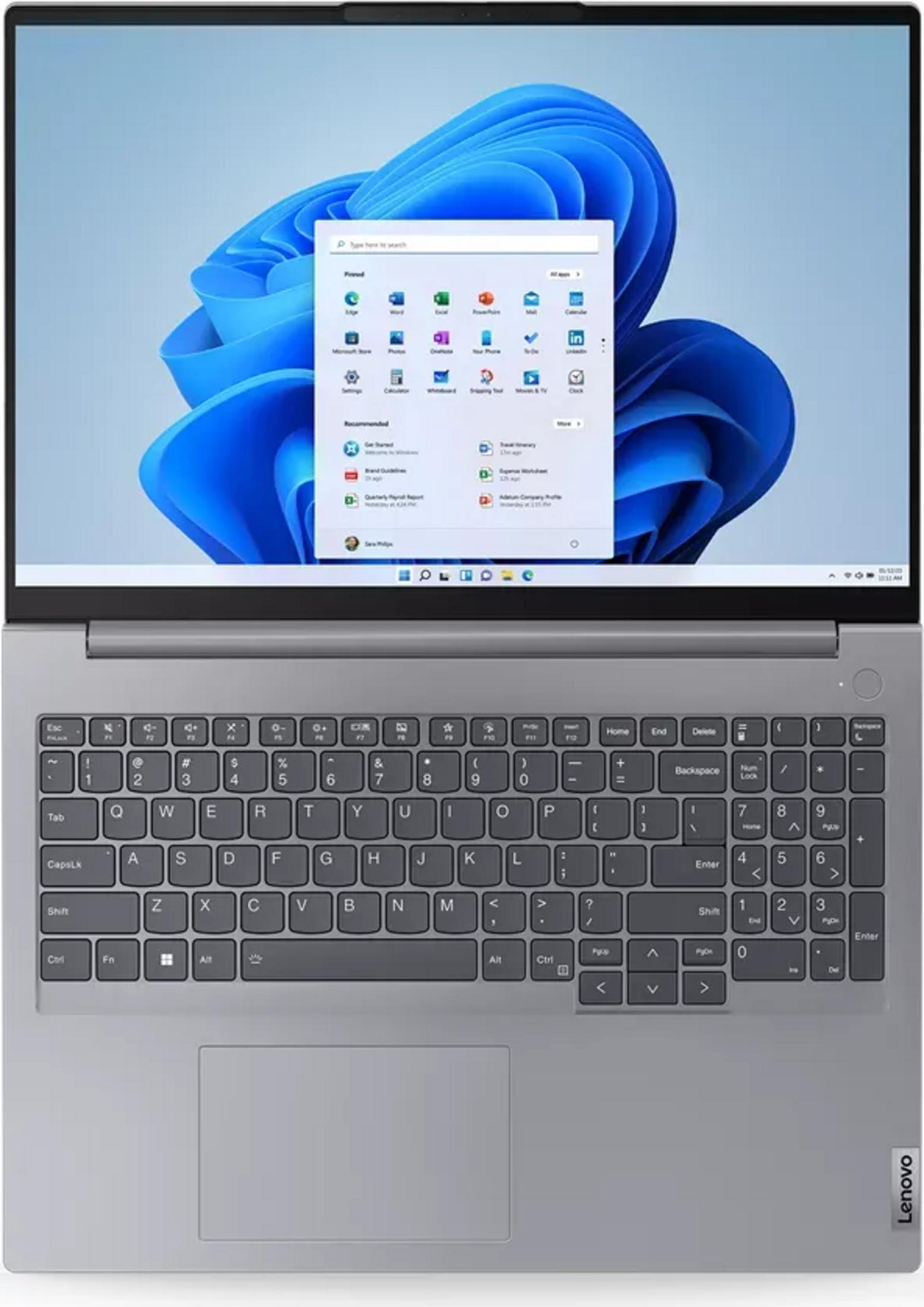 Ein graues Lenovo-Laptop mit einem blauen Windows 11-Hintergrund und einem geöffneten Startmenü.