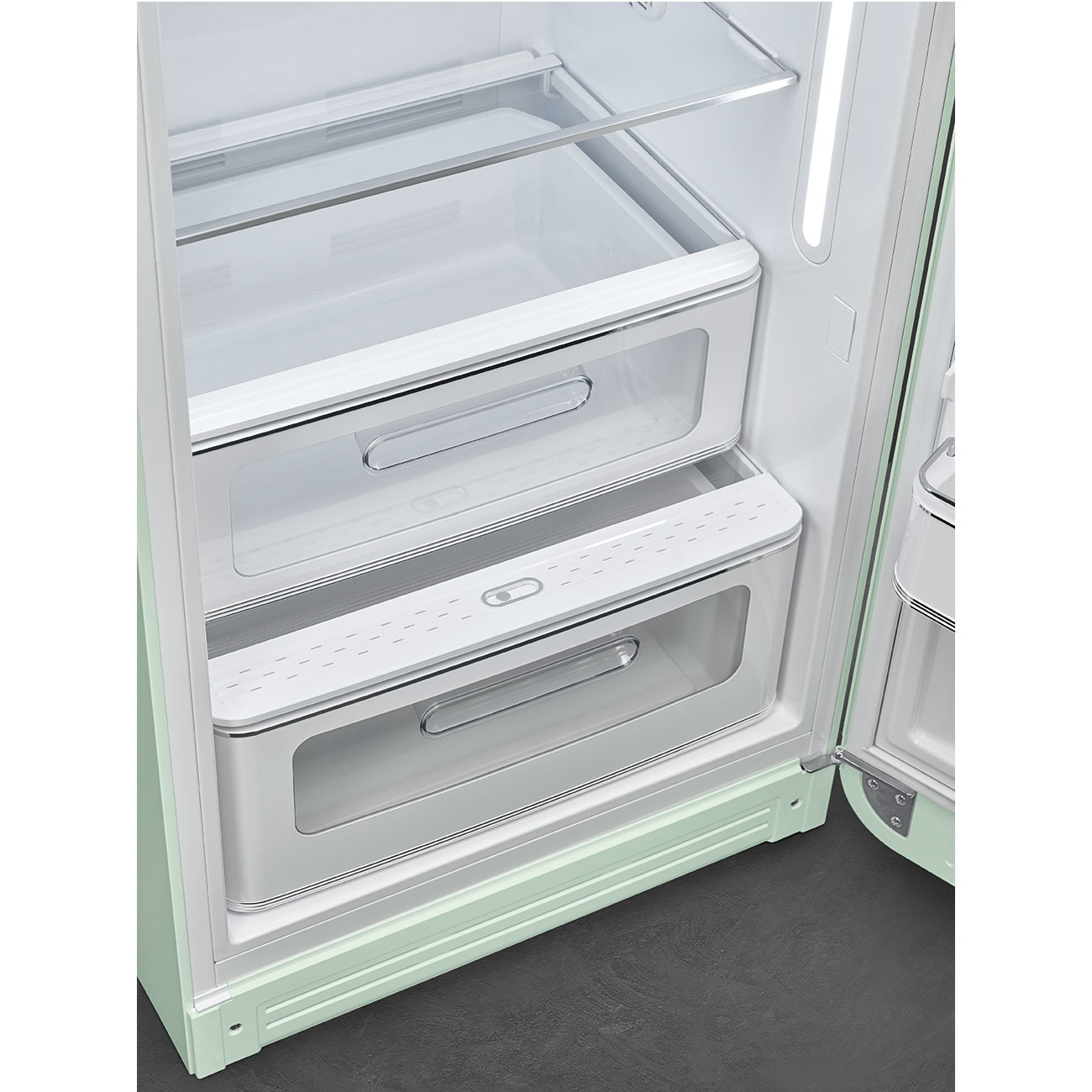 Ein offener, hellgrüner Kühlschrank mit zwei transparenten Schubladen und Glasregalen.