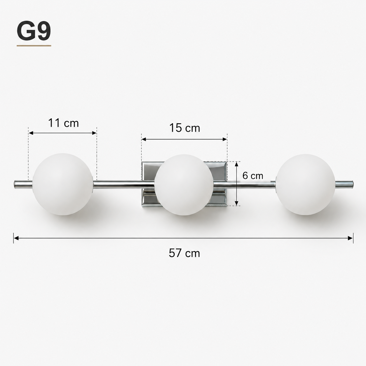 Una lámpara de pared con tres esferas de cristal blanco en una barra cromada.