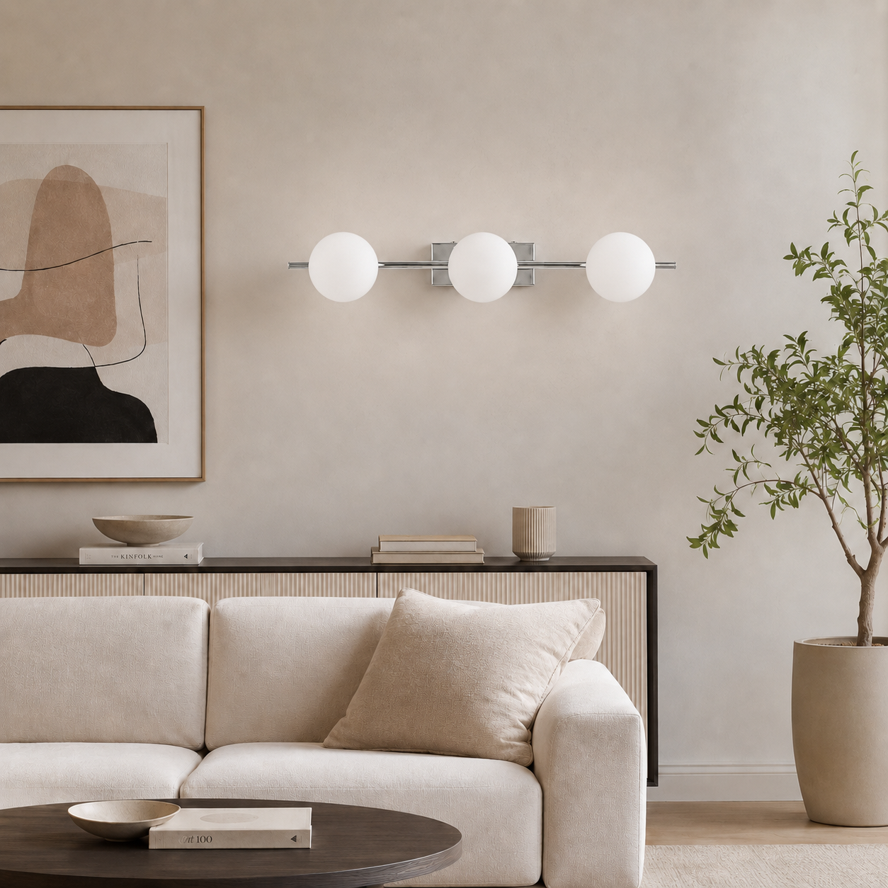 Una sala de estar moderna con sofá beige, arte y aplique de pared de tres bombillas.
