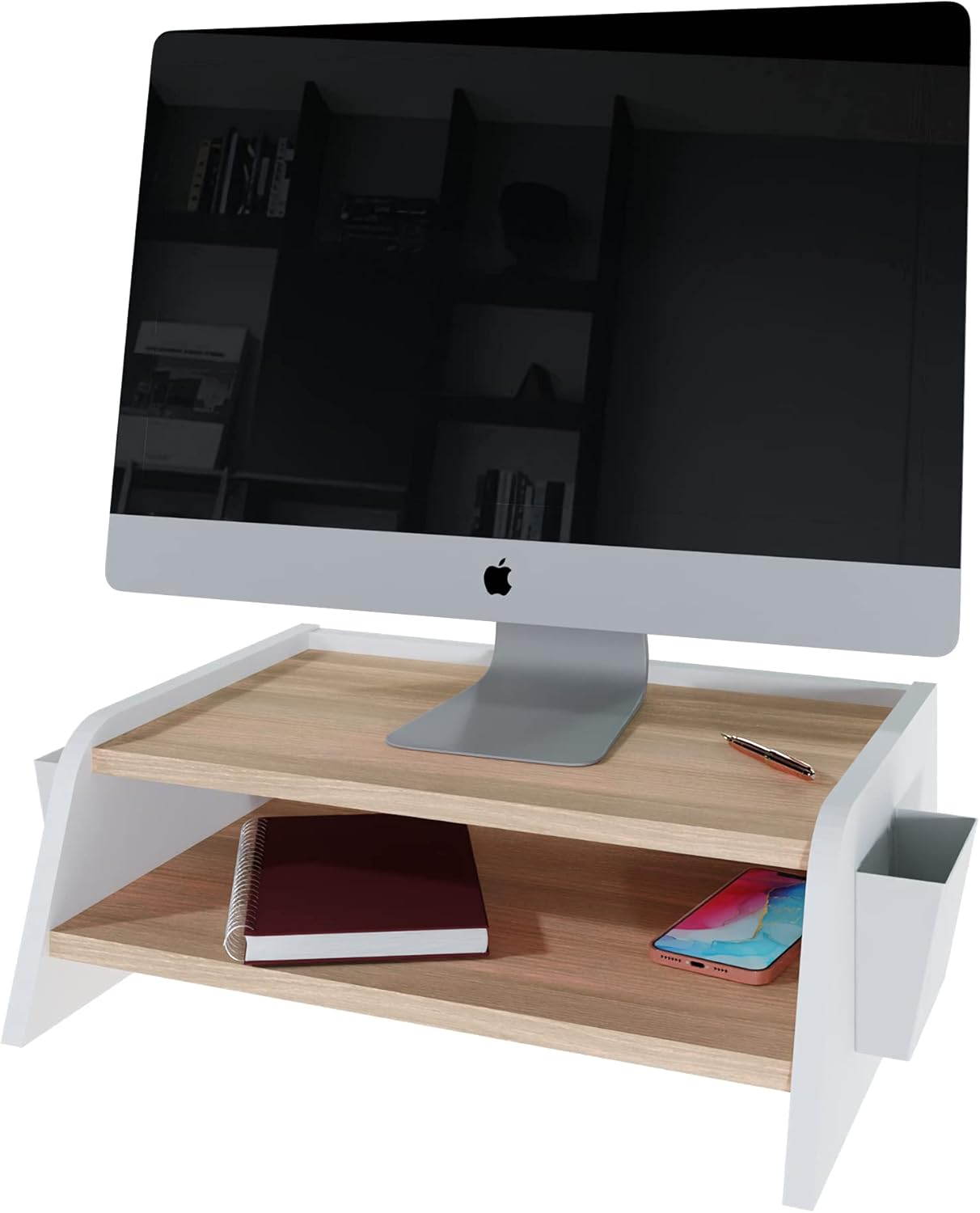Un ordenador Apple está sobre un soporte blanco y de madera de dos niveles. Debajo hay un cuaderno y un smartphone.