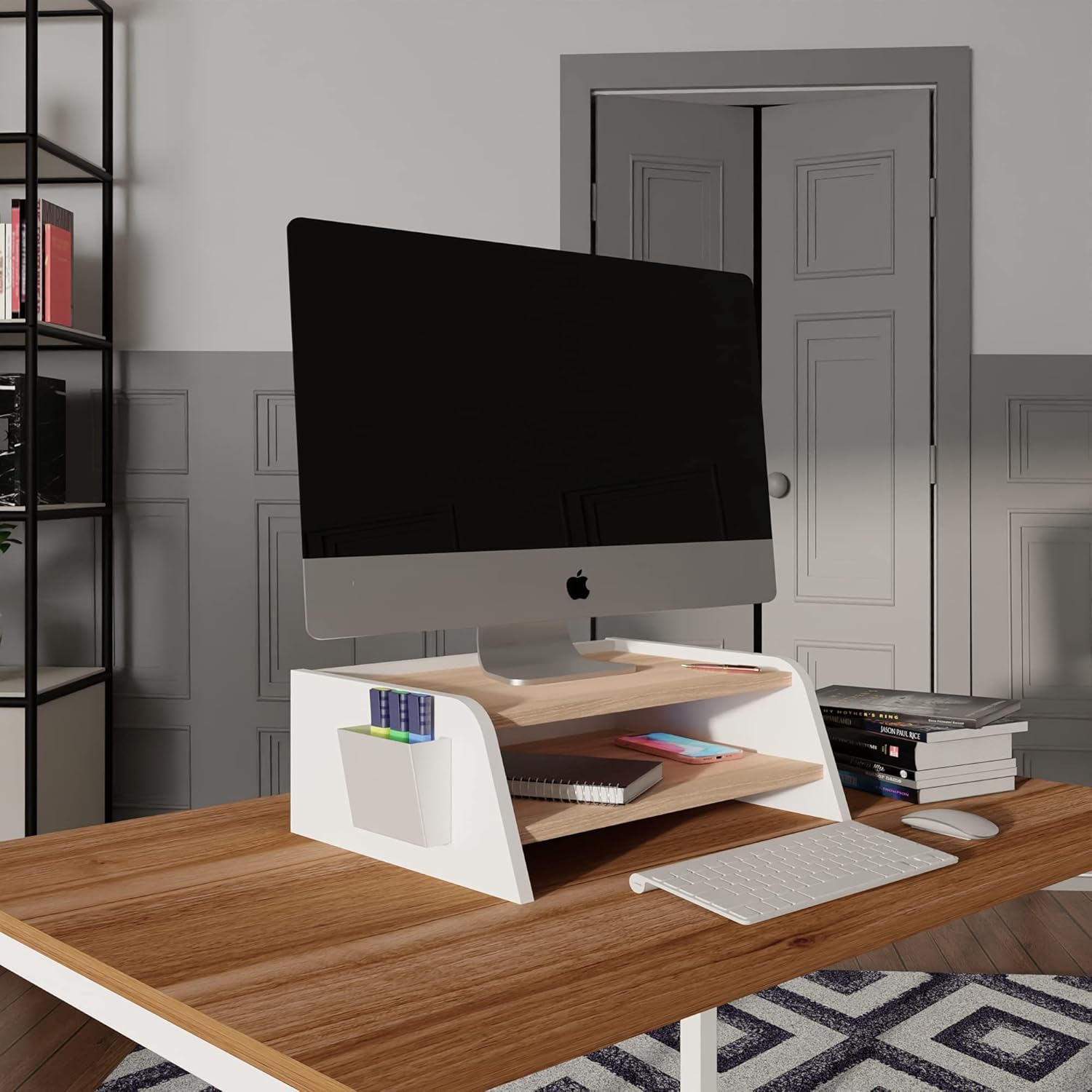 Un escritorio con un soporte para monitor, teclado, ratón y material de oficina.