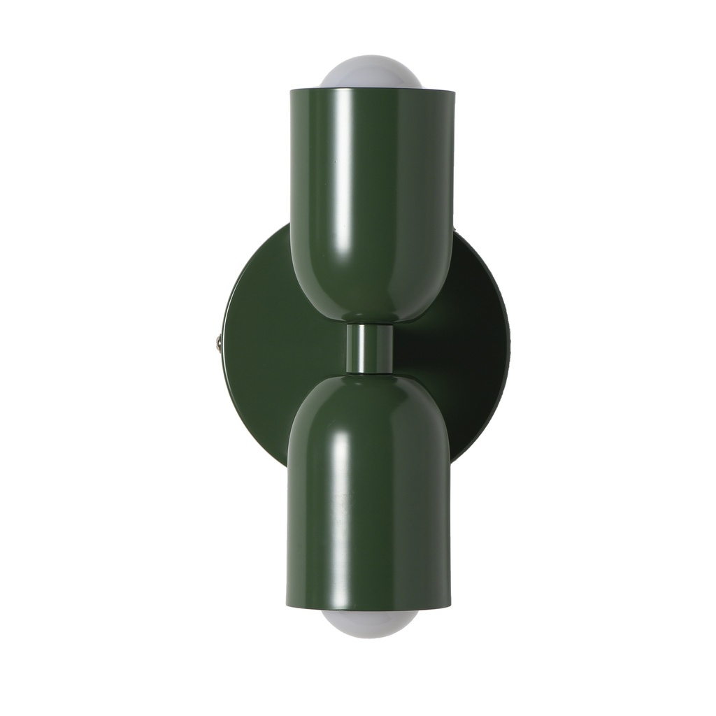 Una lámpara de pared verde con dos pantallas y bombillas orientadas hacia abajo.