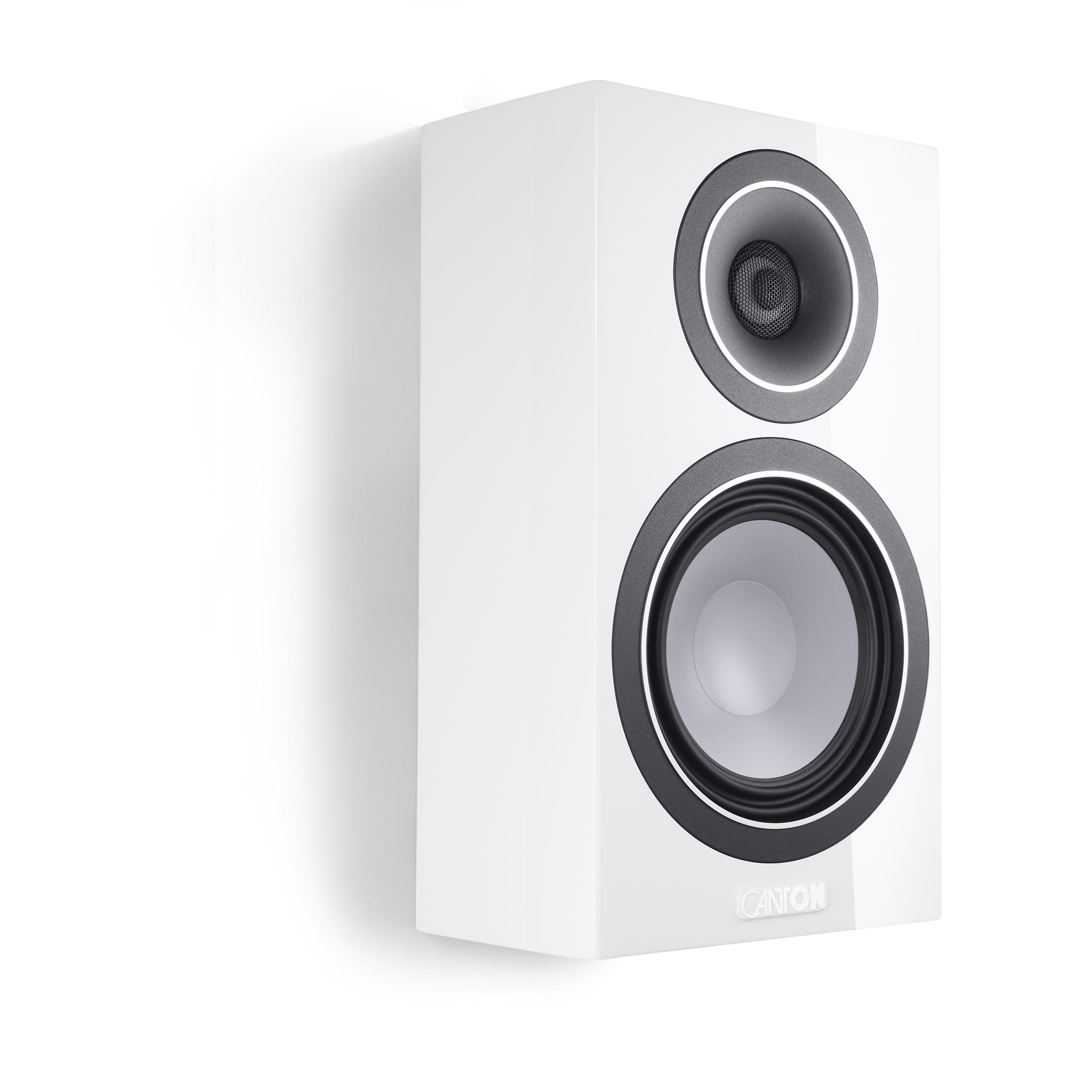 Een witte Canton-luidspreker met zwarte en grijze woofer en tweeter is aan een witte muur bevestigd.