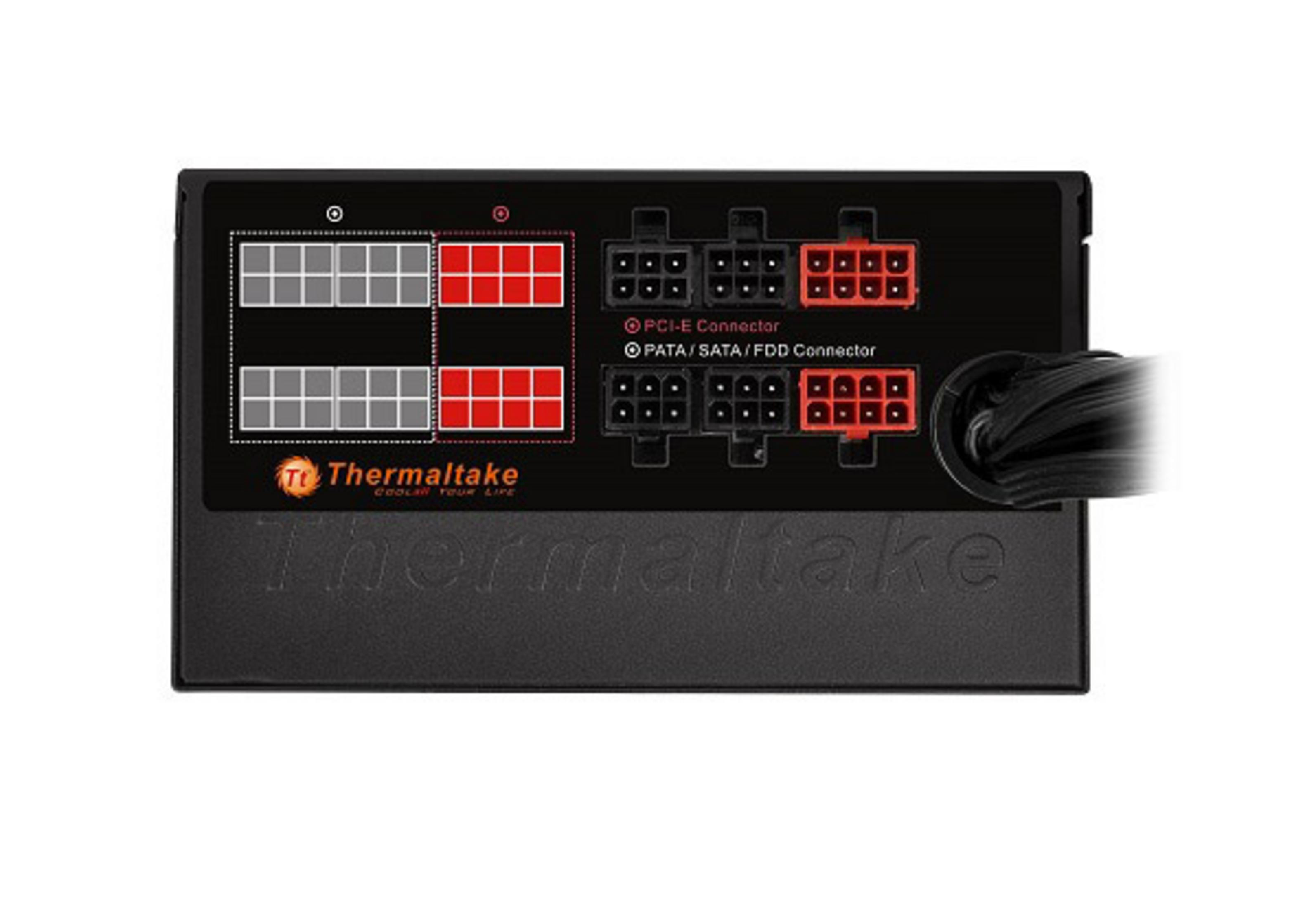 Alimentatore con connettori PCI-E, PATA, SATA, FDD e logo Thermaltake.