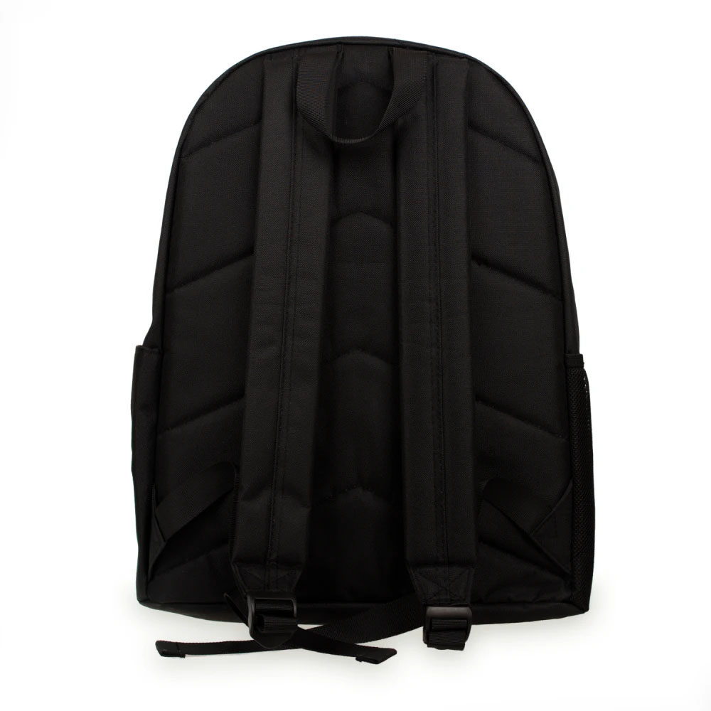 Rückansicht eines schwarzen Rucksacks mit gepolsterten Trägern und Seitentaschen.