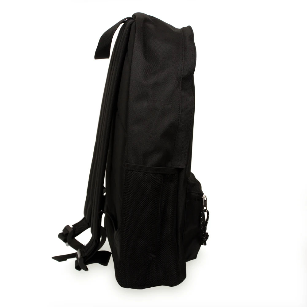 Schwarzer Rucksack mit Seitentaschen und Riemen, von der Seite gesehen.
