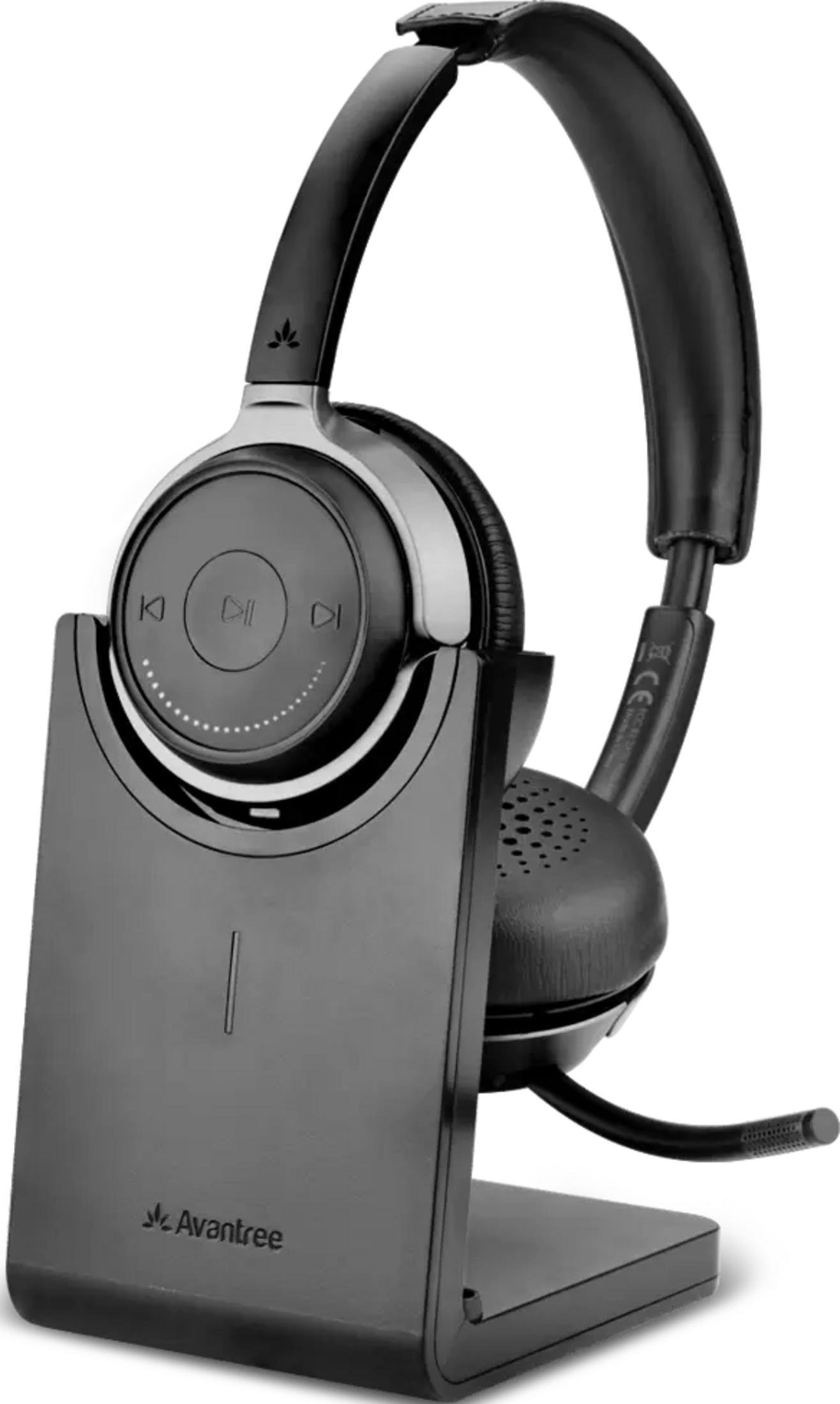 Casque Avantree noir sur socle de chargement avec commandes.