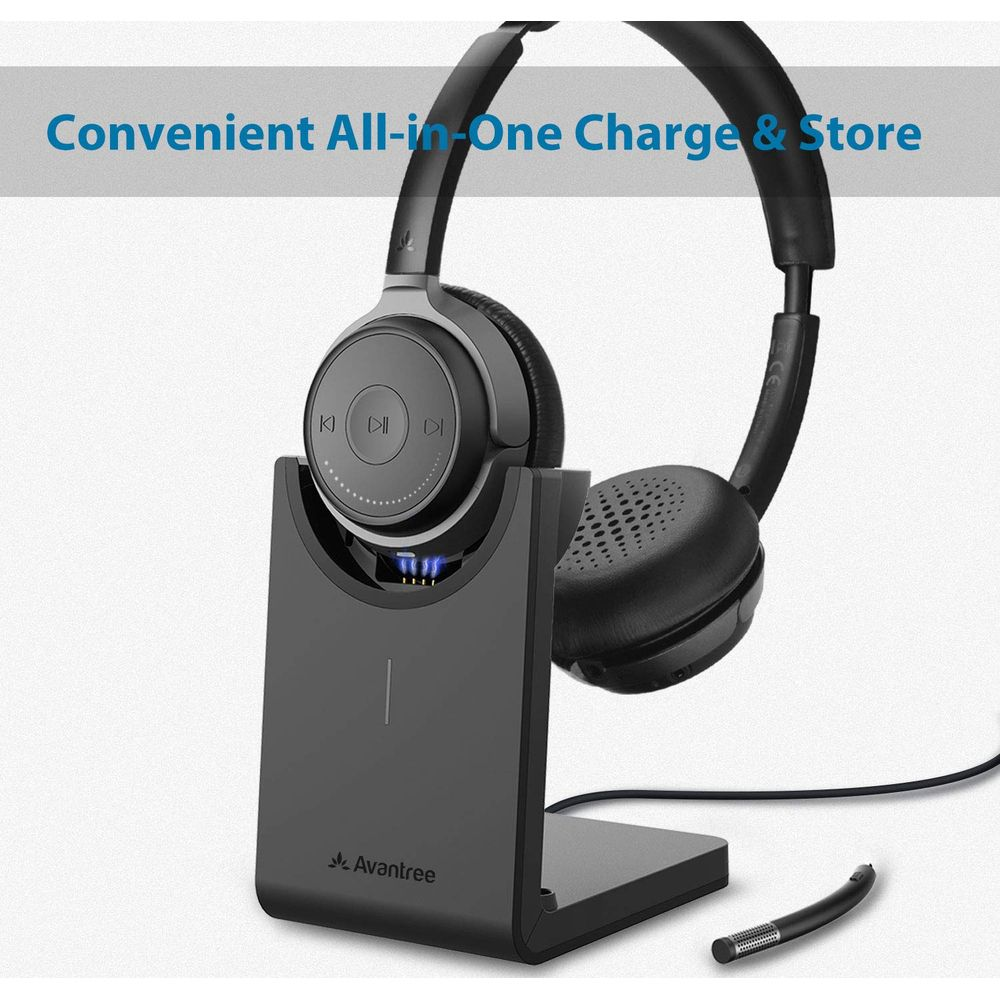 Casque sans fil sur station de charge noire avec microphone.