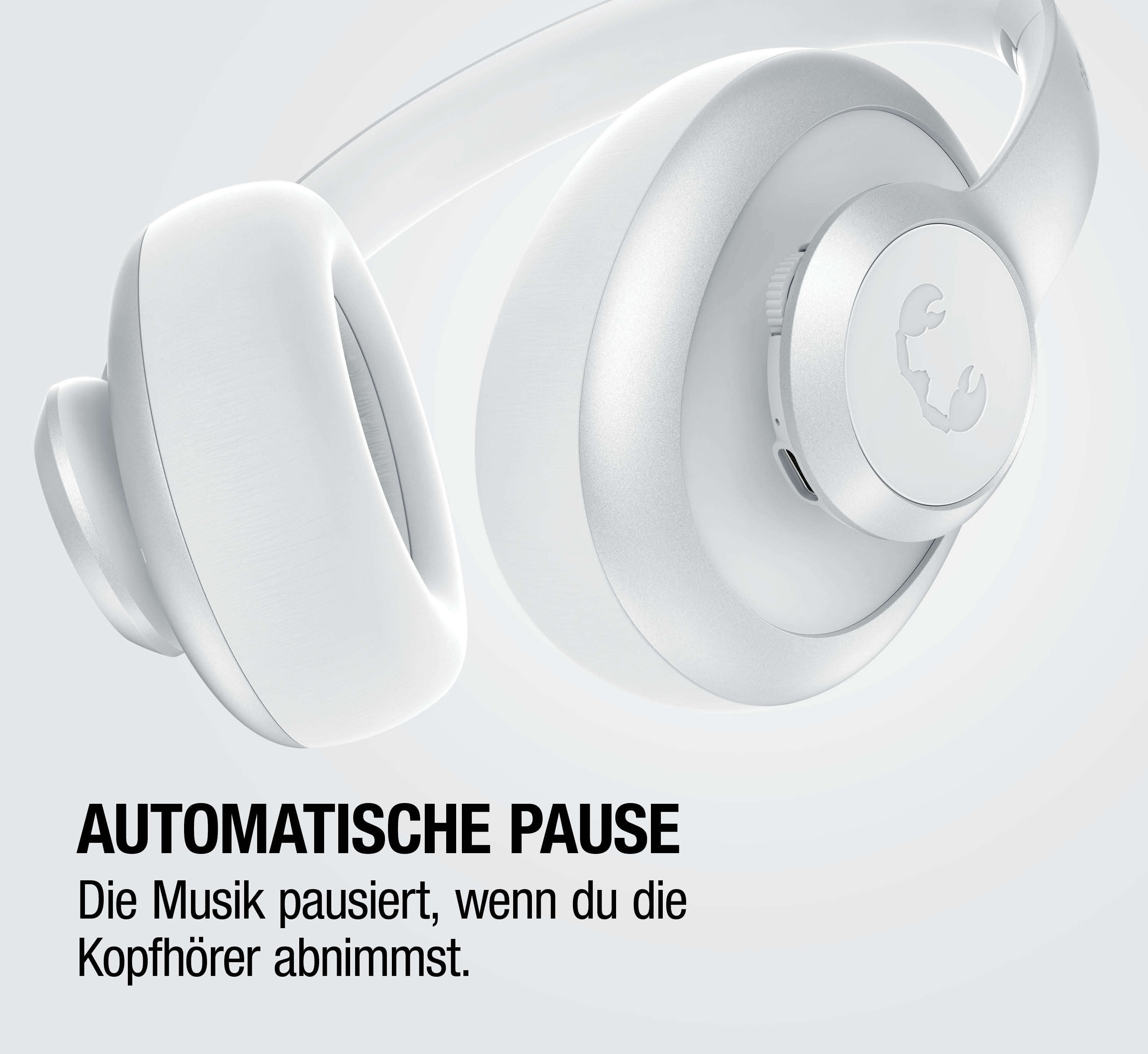 Weiße Kopfhörer mit Logo und Text 'Automatische Pause'.