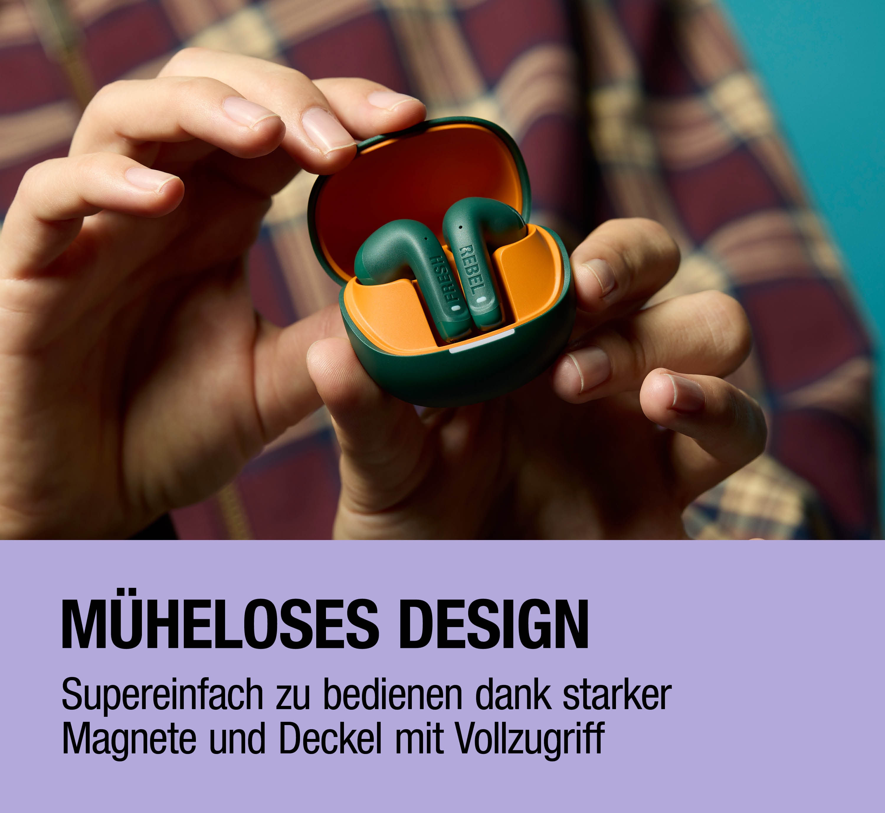 Grüne Kopfhörer mit orangefarbener Ladebox in Händen.