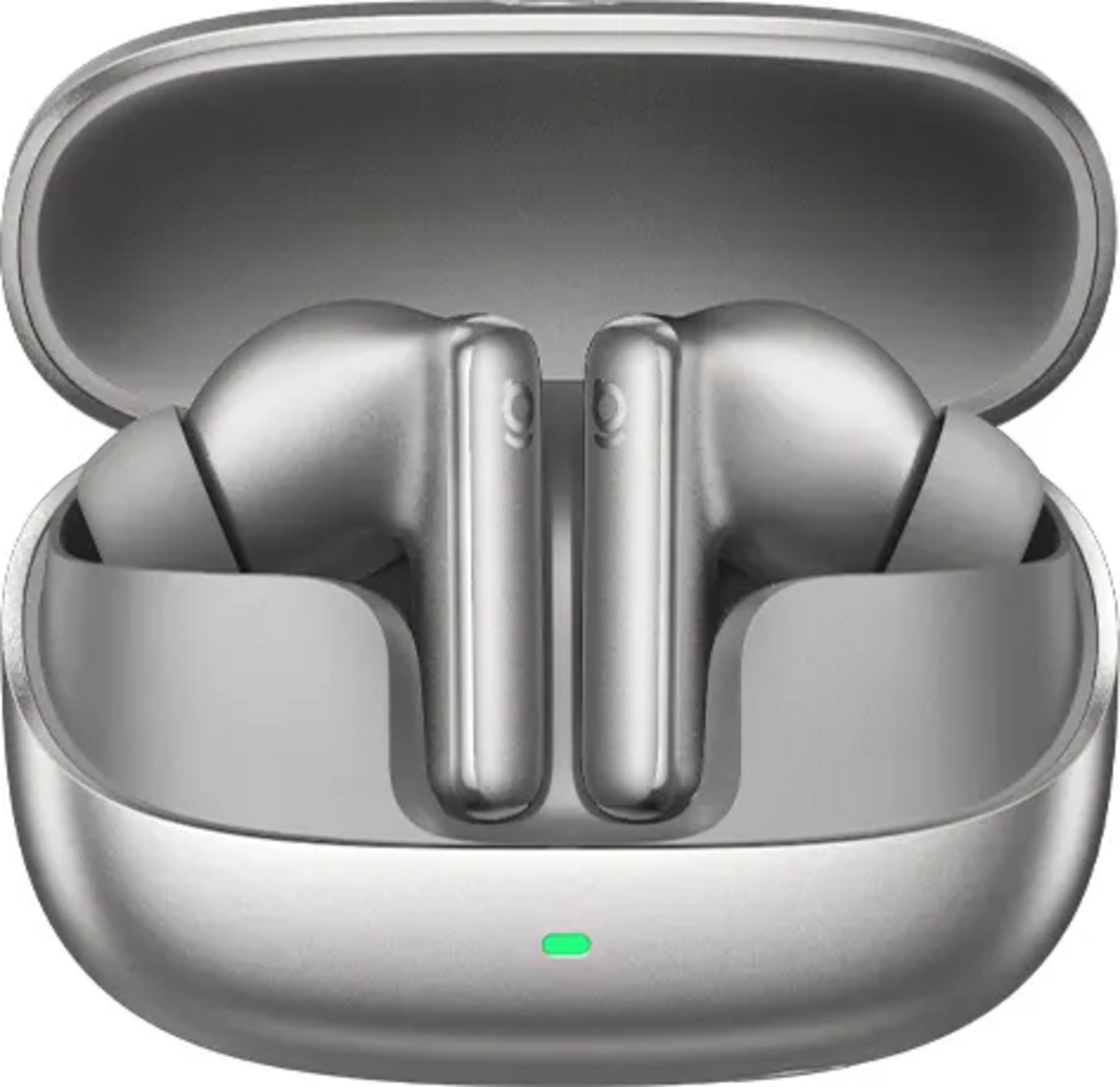 Auricolari wireless argentati in una custodia di ricarica aperta con LED verde.