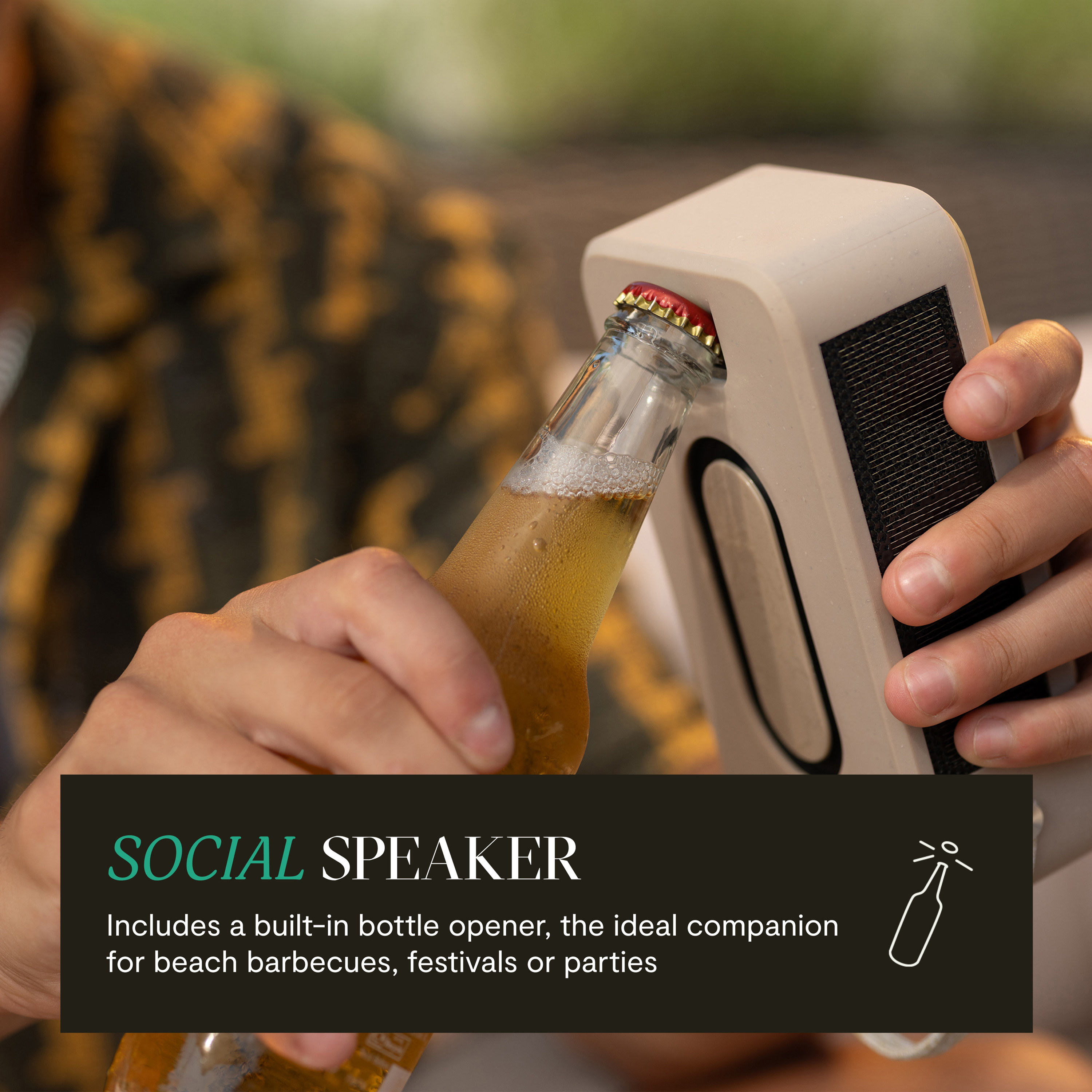 Eine Person öffnet eine Bierflasche mit einem Flaschenöffner. Der Text lautet „SOCIAL SPEAKER“.