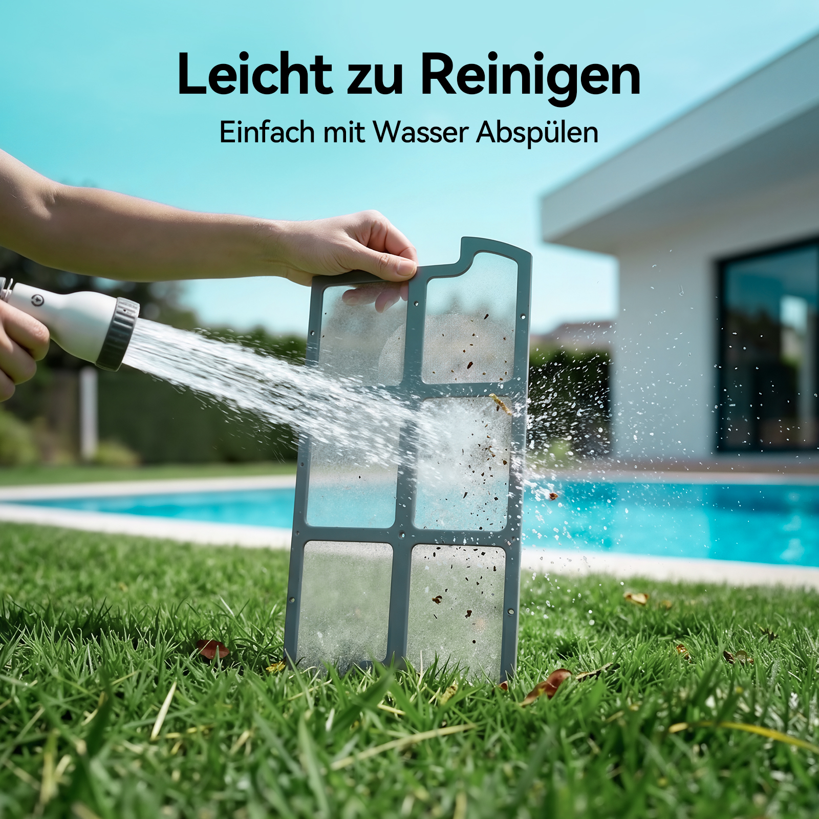 Eine Hand spült einen Schmutzfilter mit Wasser in der Nähe eines Pools.