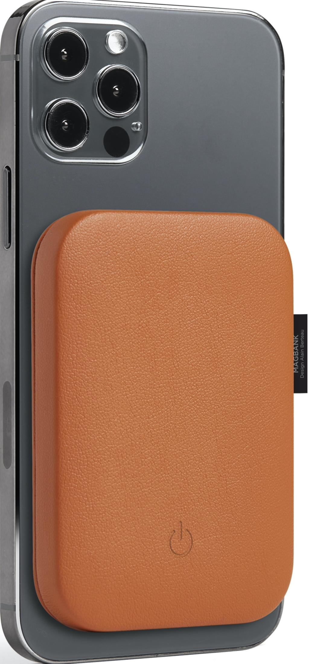 Ein braunes Leder-Accessoire mit einem Power-Symbol auf einem dunklen Smartphone.