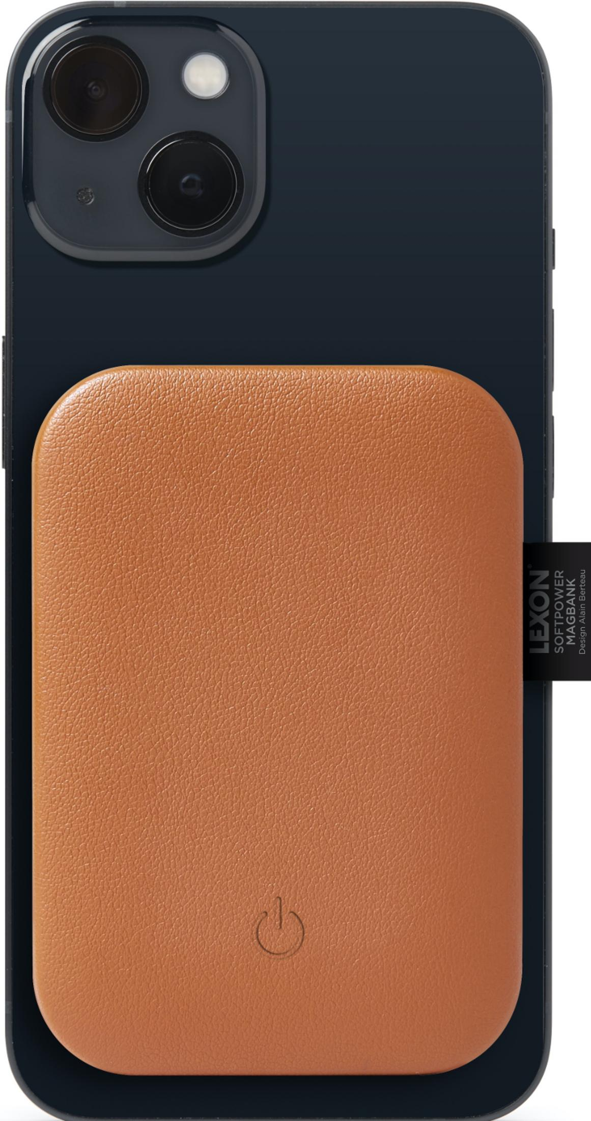 Dunkelblaues Smartphone mit brauner Leder-Powerbank, Logo auf der Rückseite.
