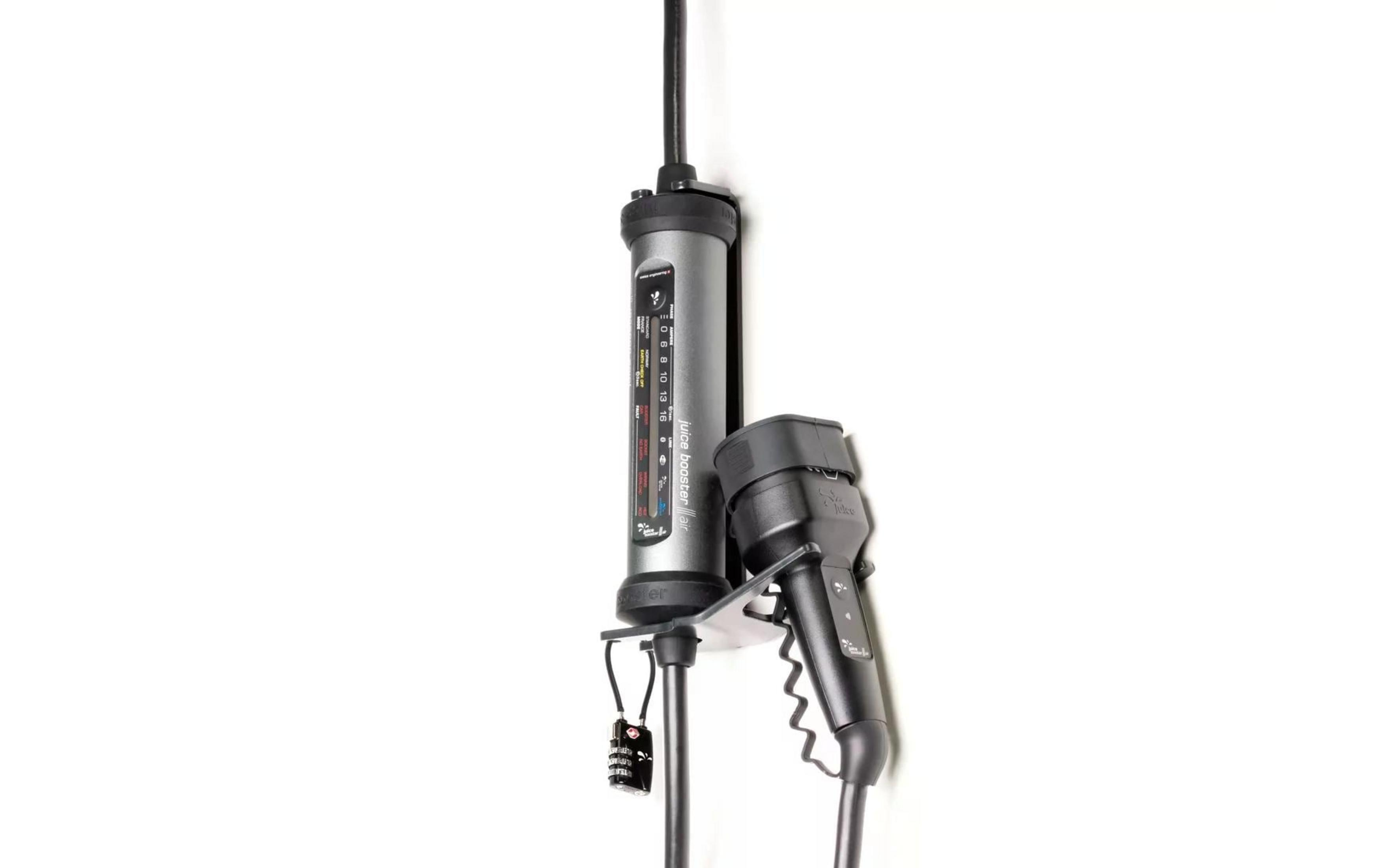 Grauer Laderegler mit schwarzem Stecker und Kabel an weißer Wand.