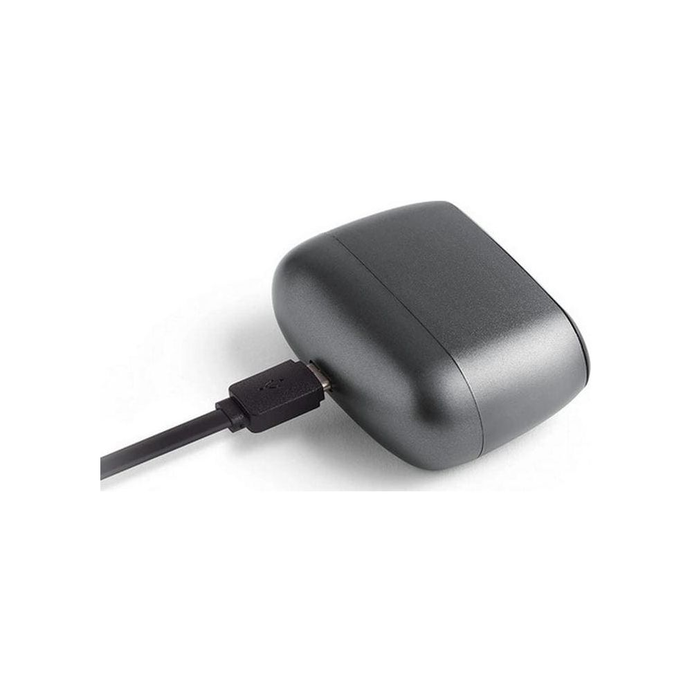 Ein dunkler USB-C-Anschluss an einem grauen Ladegerät.