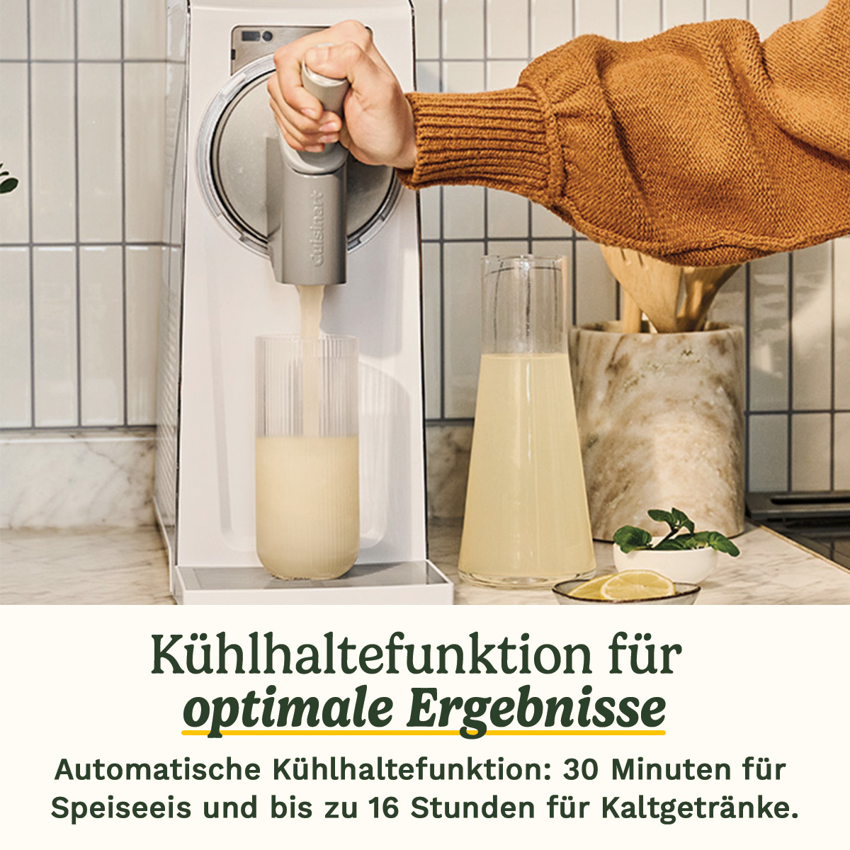 Ein Cuisinart-Gerät gibt cremige Flüssigkeit in ein Glas. Daneben steht eine Karaffe mit Limonade.