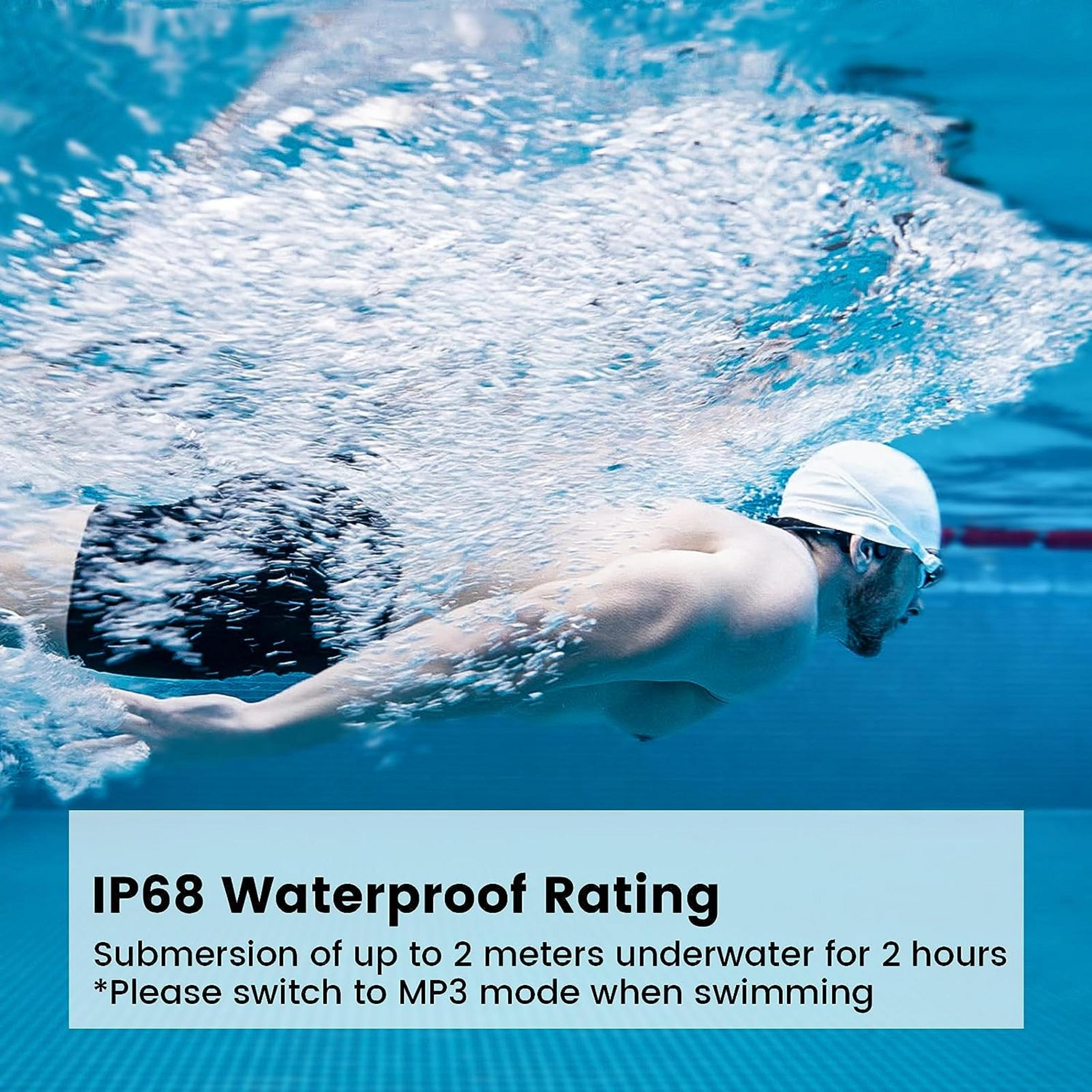 Ein Mann schwimmt unter Wasser, trägt eine Badekappe und Schwimmbrille.