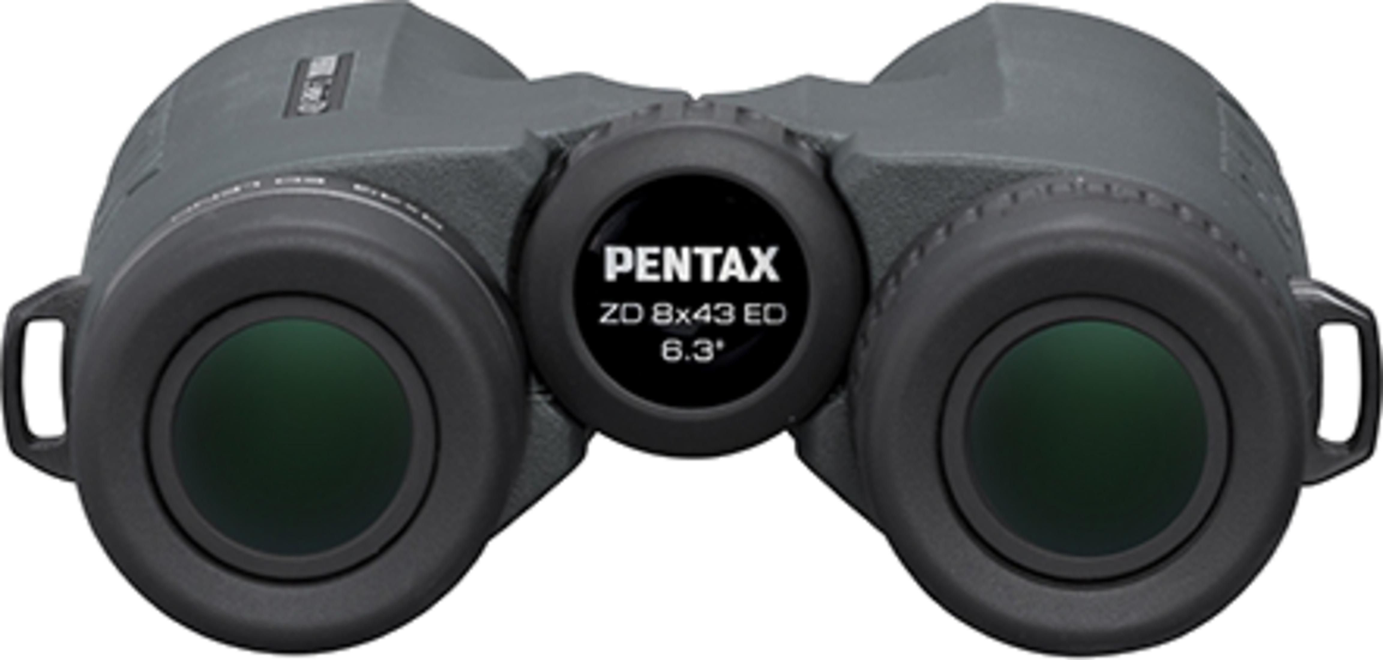 Binoculares Pentax grises con lentes verdes y etiquetado.