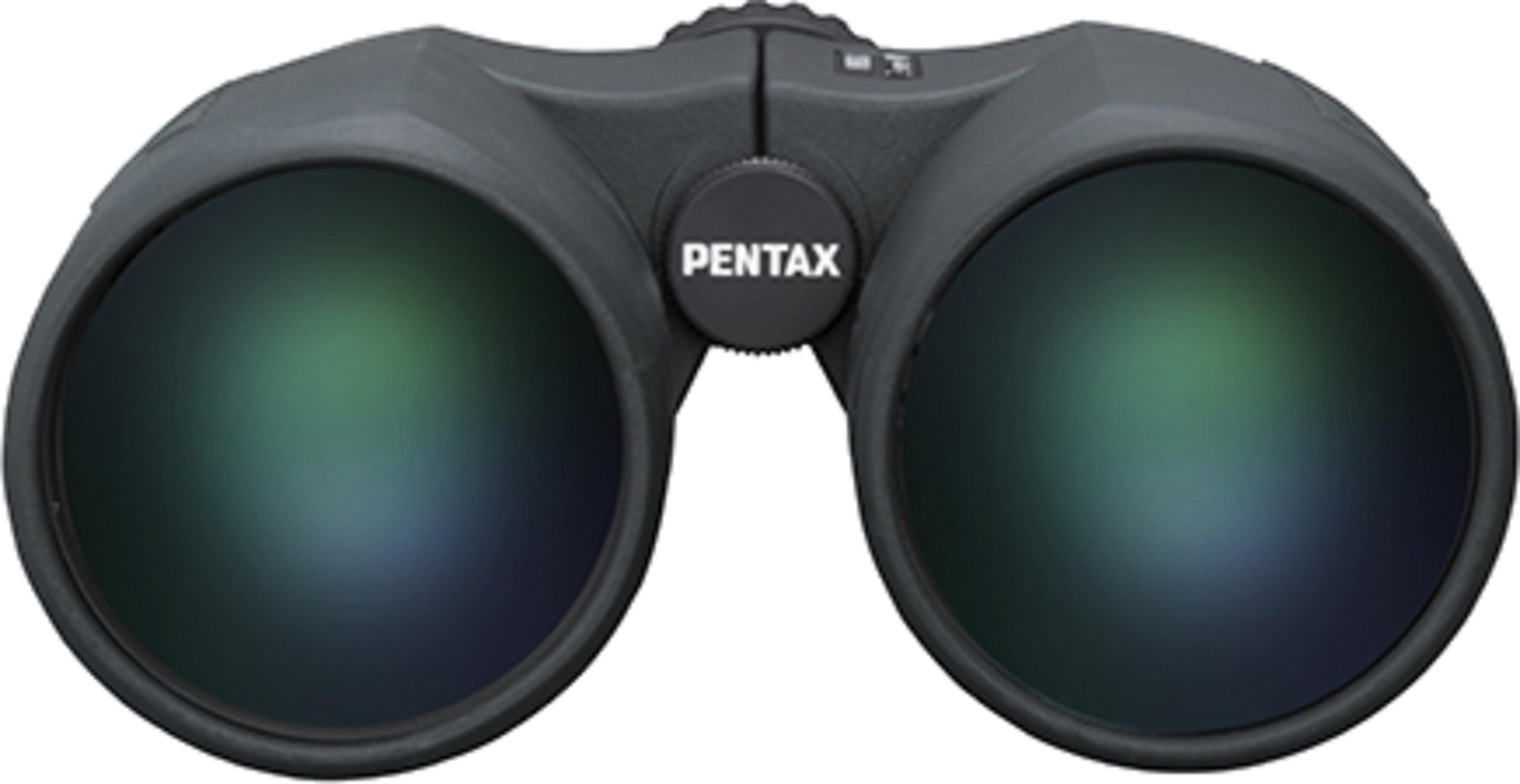 Prismáticos grises Pentax con lentes verdosas brillantes.
