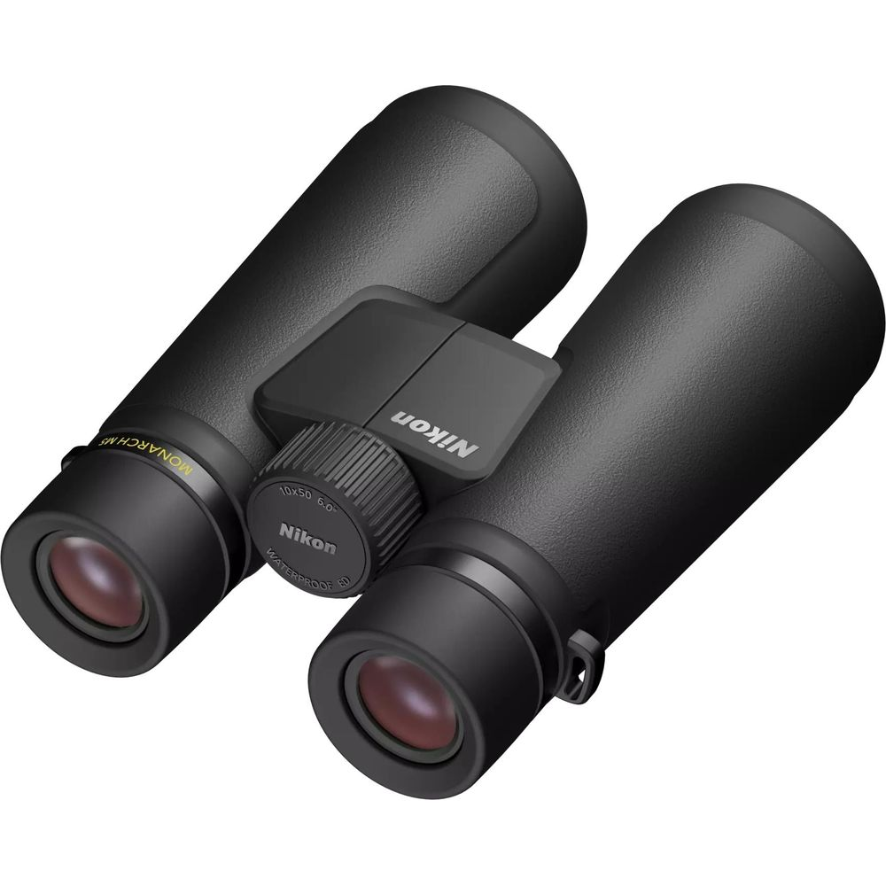 Prismáticos Nikon Monarch M5 negros con rueda de enfoque y tapas.