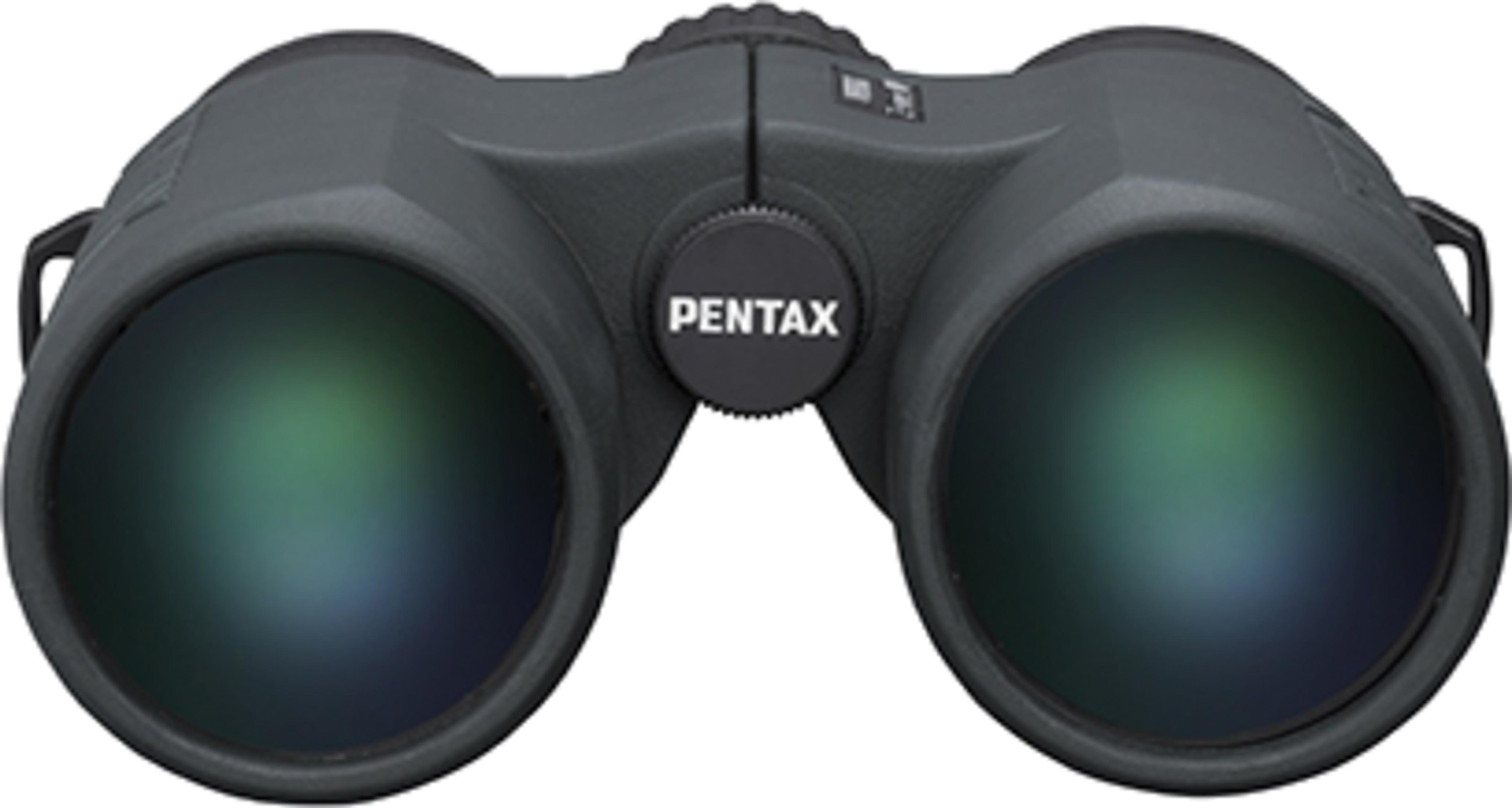 Prismáticos Pentax grises con lentes tratadas, fondo blanco.