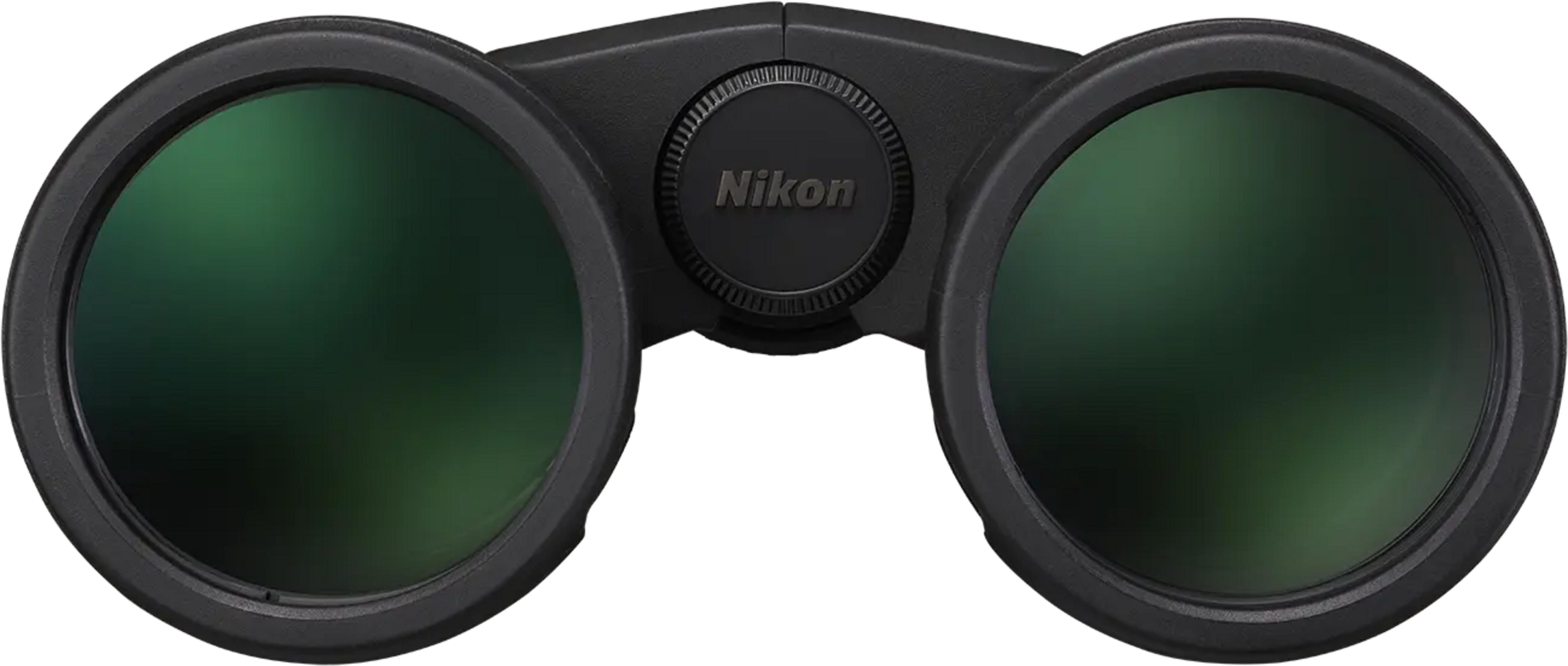 Prismáticos Nikon negros con lentes verdes, vista frontal.