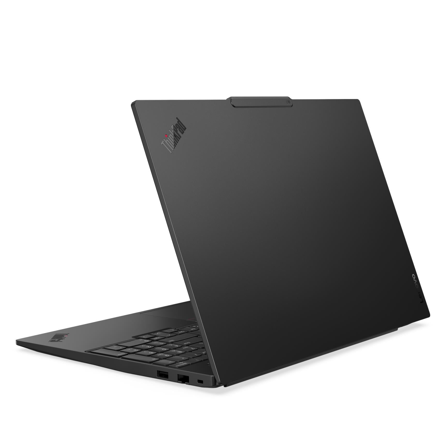 Kapalı siyah bir ThinkPad dizüstü bilgisayar açılı duruyor, klavyeyi ve yan portları gösteriyor.